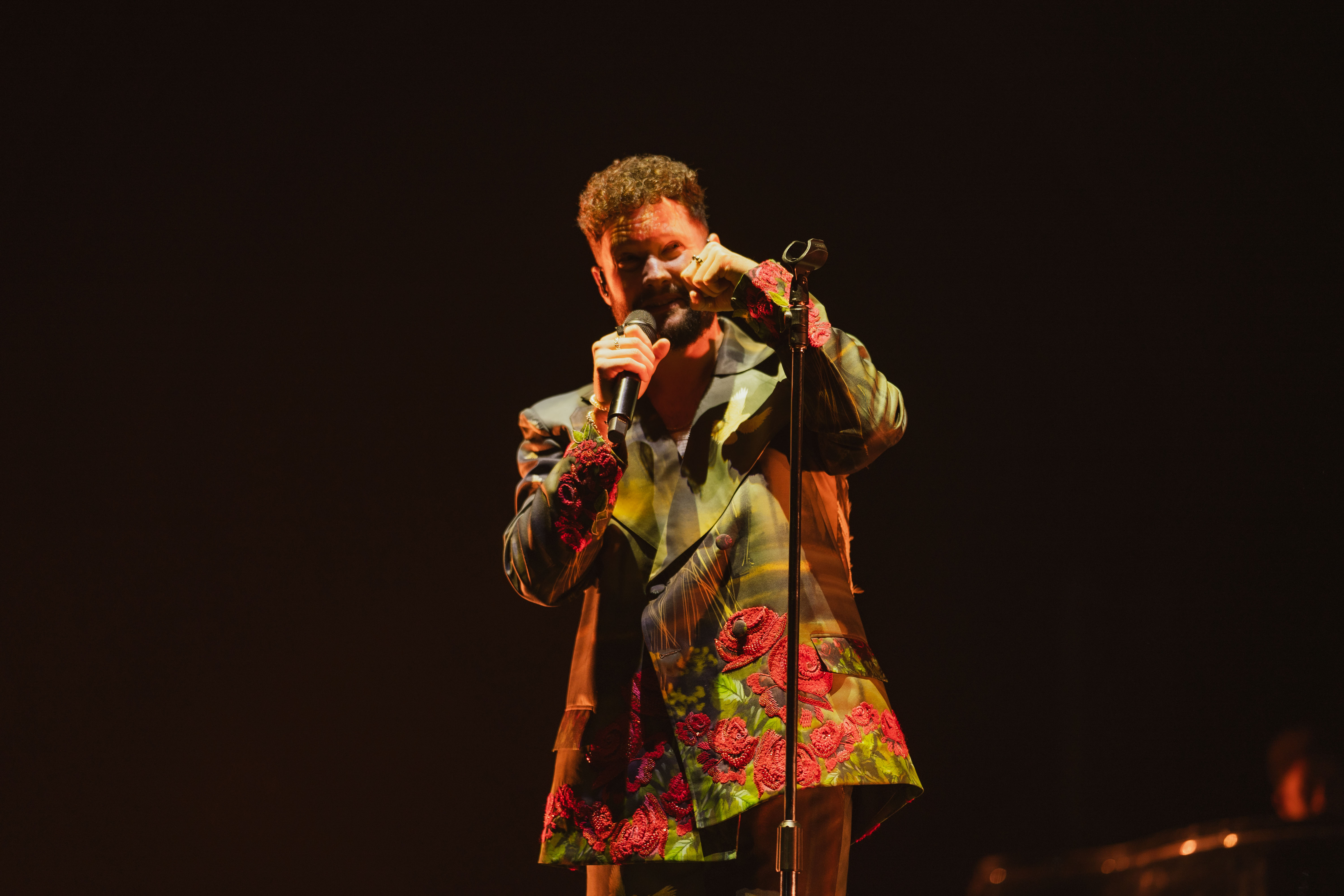 卡倫史考特用中文「傷心、哭哭」並做出哭泣動作，要讓歌迷聽到哭。（寬宏提供）