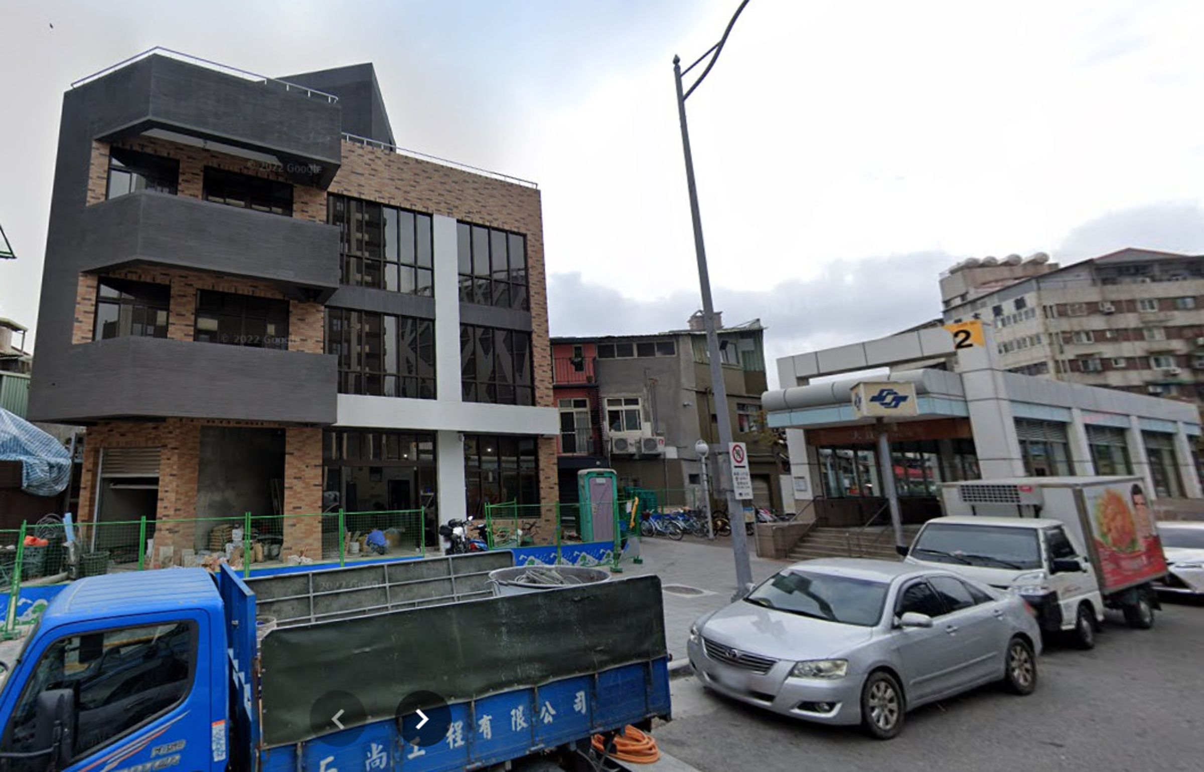 台灣塩酥雞新大樓緊鄰大直站2號出口,不時可見品牌物流車停放在前面。(翻攝Google Map)