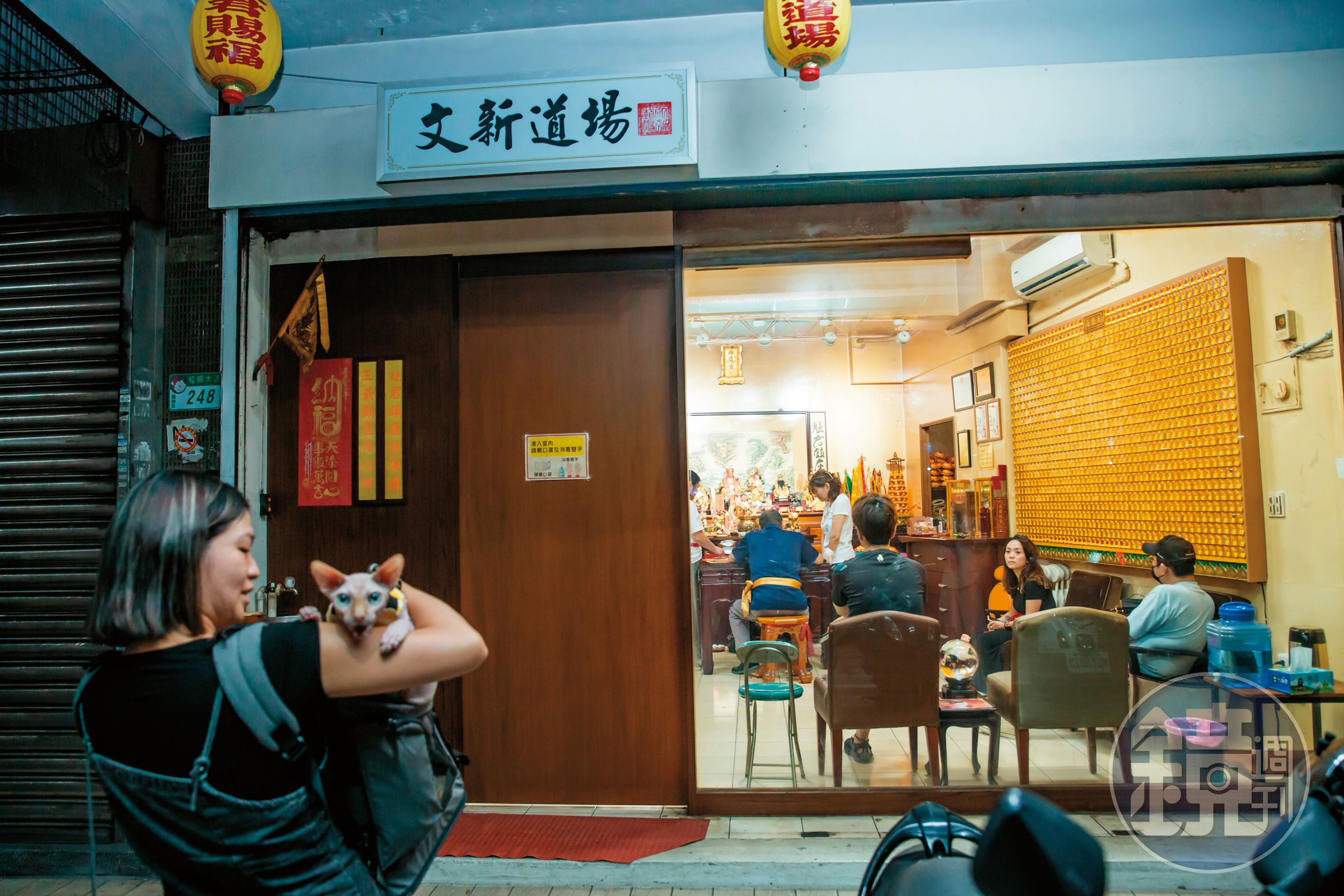 王聲文除了是獸醫師，也是神明的乩身，他開的「文新道場」是全台少數幫寵物辦事的道場。