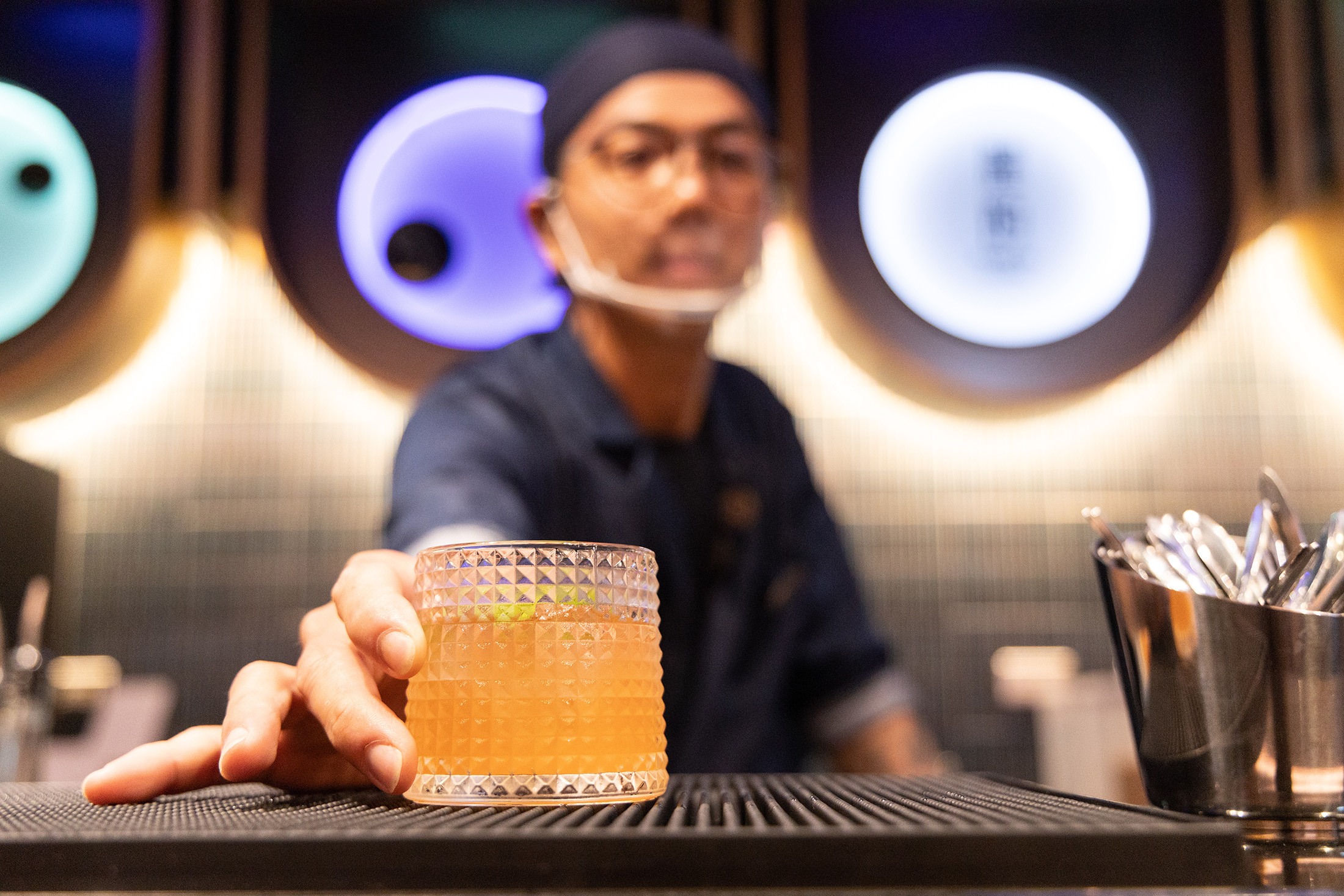 飲品區提供現煮咖啡與現場調製調酒，從餐前開胃到餐後收尾，都能找到適合搭配的風味選擇。