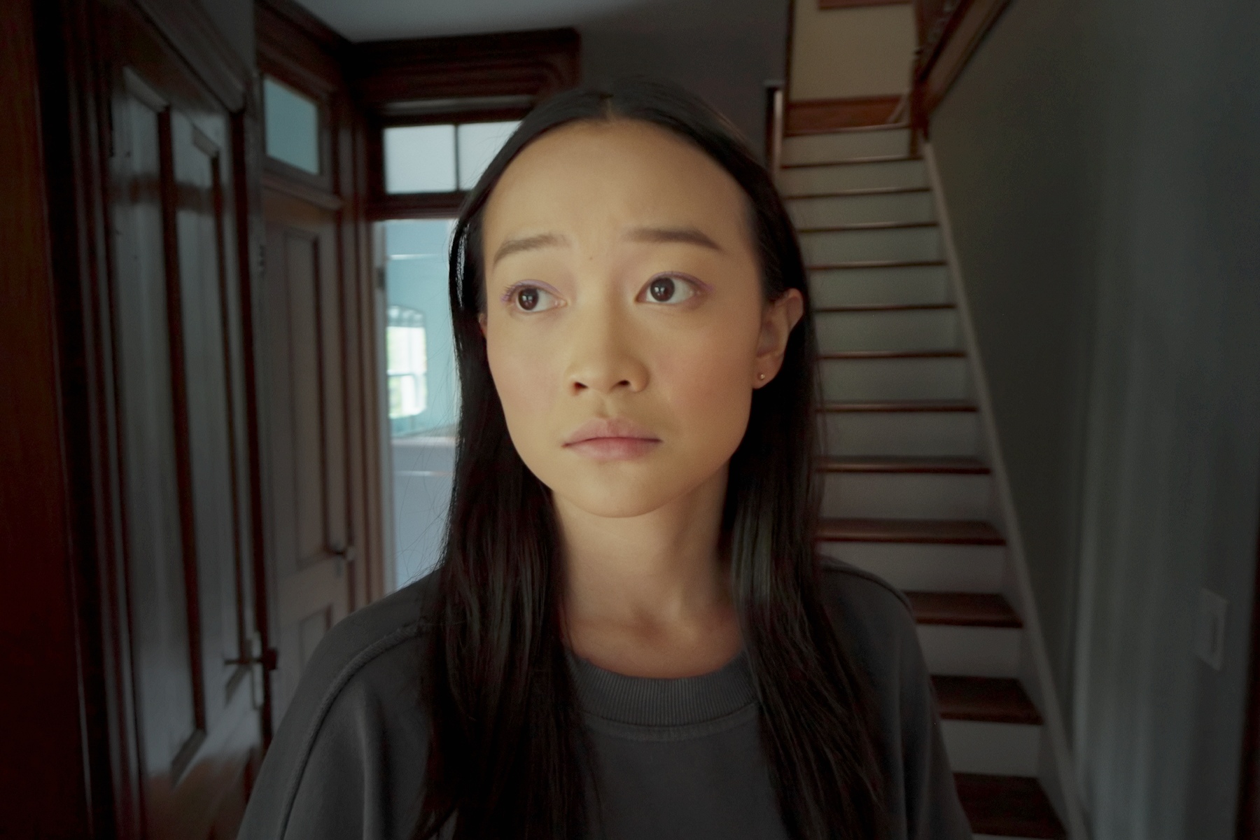 飾演撞鬼女兒的加拿大女星卡莉娜梁本身自帶靈異體質，從小到大屢屢遇見靈異現象，甚至拍攝時住的飯店房間也鬧鬼。（采昌提供）