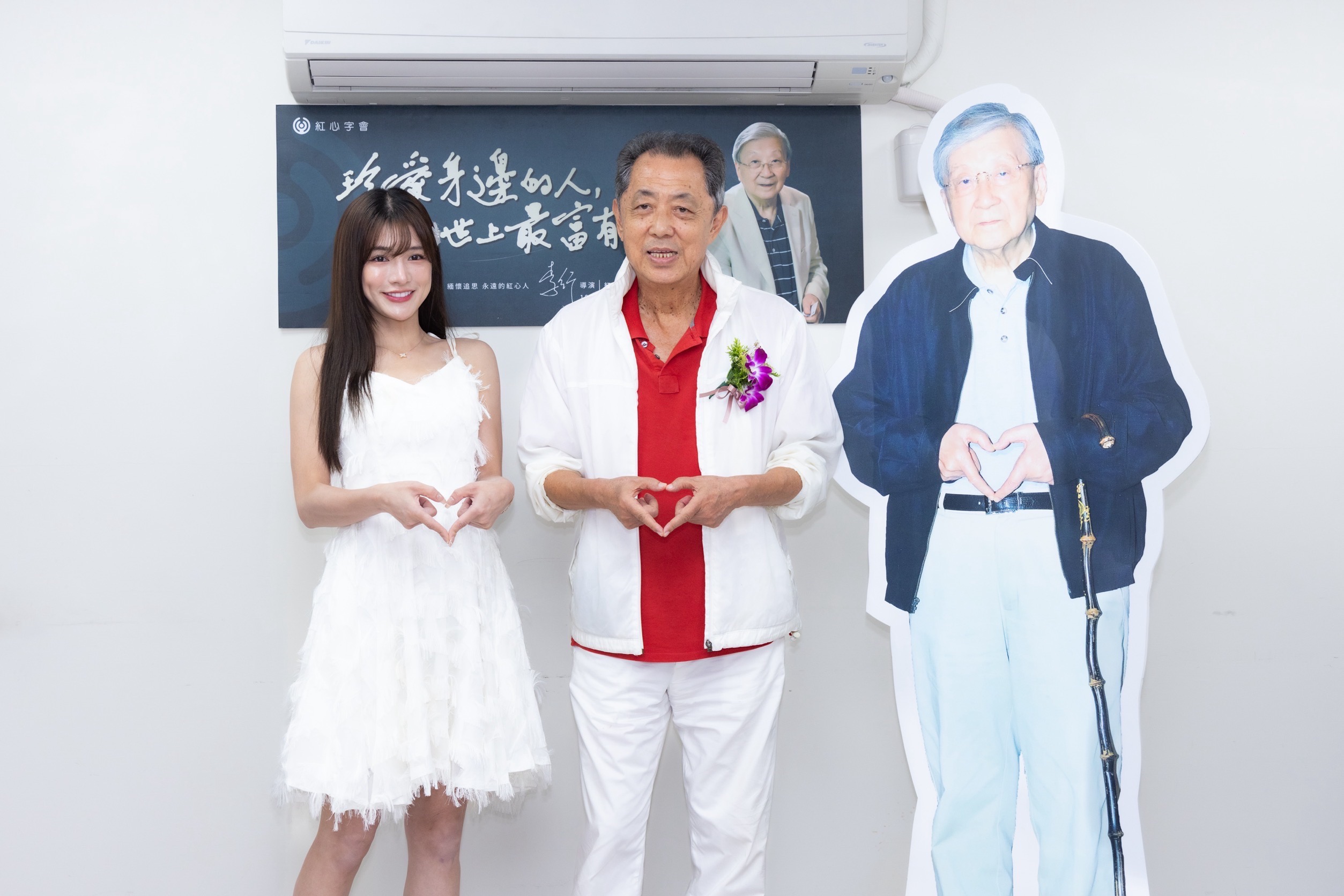 藝人林岱縈（左）及朱延平導演參加「紅心獎微電影大賽」頒獎典禮，緬懷已故「台灣電影之父」李行導演。（紅心字會提供）