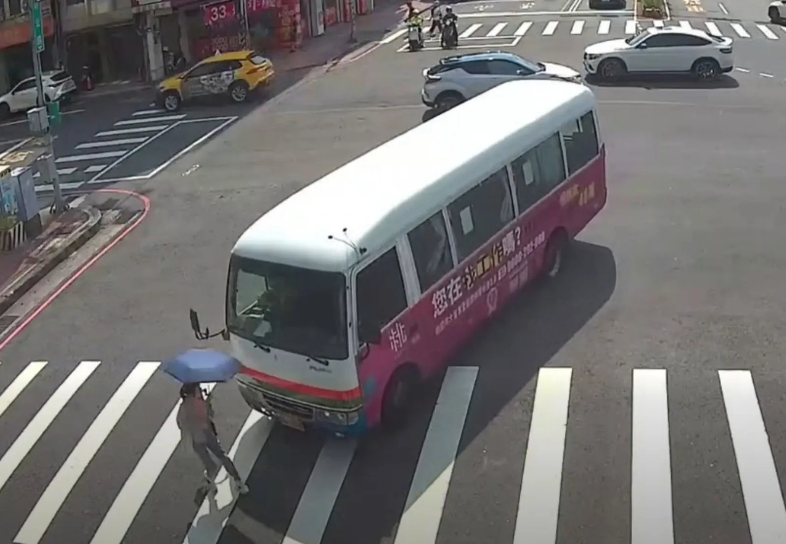 公車司機除了得注意外部交通狀況外,車廂內的安全秩序也由其負責,若無法兼顧就容易導致意外發生。(翻攝畫面)