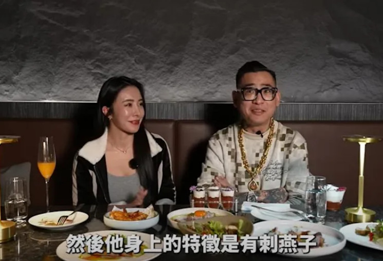 蹦闆與飯局妹Nico暢聊飯局行情,並提示某下海接客的網美身體特徵。(翻攝自蹦闆YouTube)