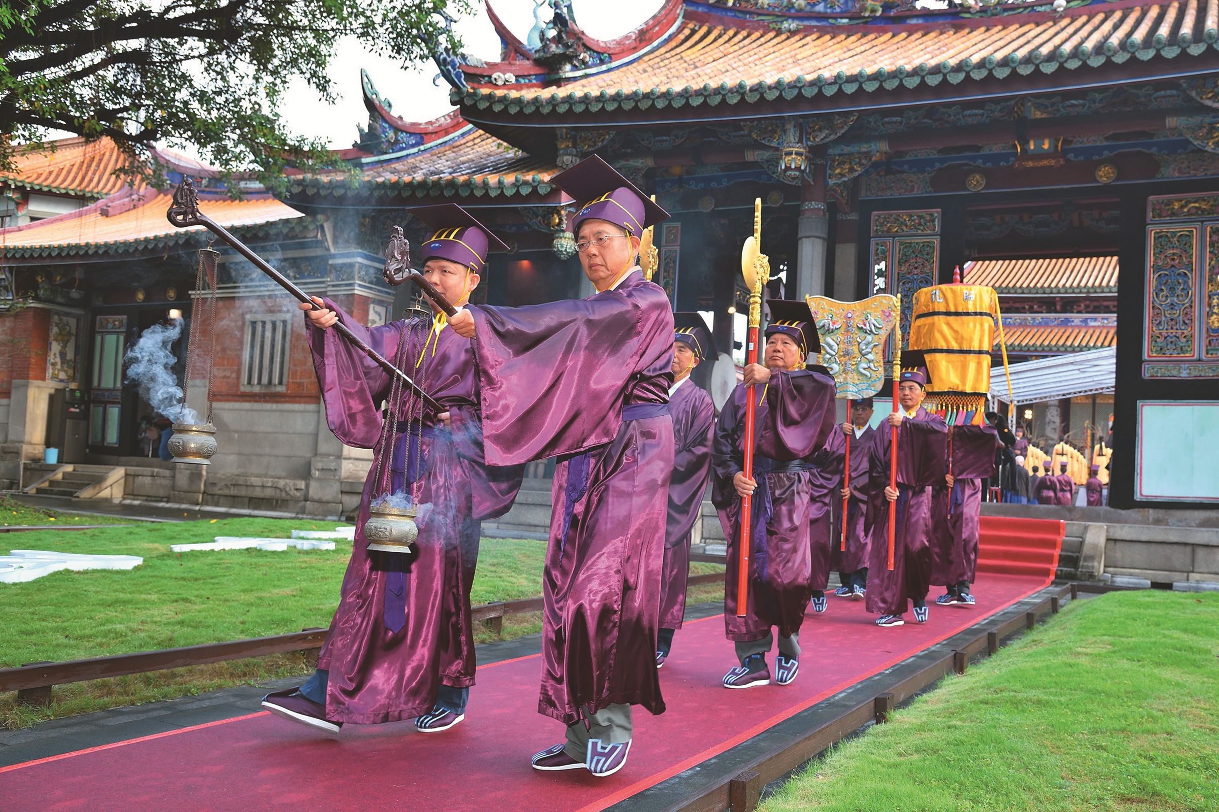 禮生手持禮器，引導祭孔儀程秉從傳統古禮進行。（資料照／台北市孔廟管理委員會）