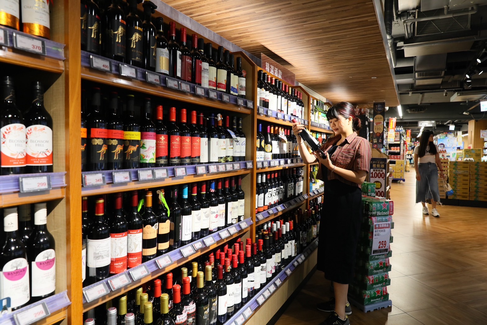 全聯的紅白酒專區不但品項、種類目不暇給，還有專業達人傳授品酒知識，民眾可以輕鬆買酒不盲選。 