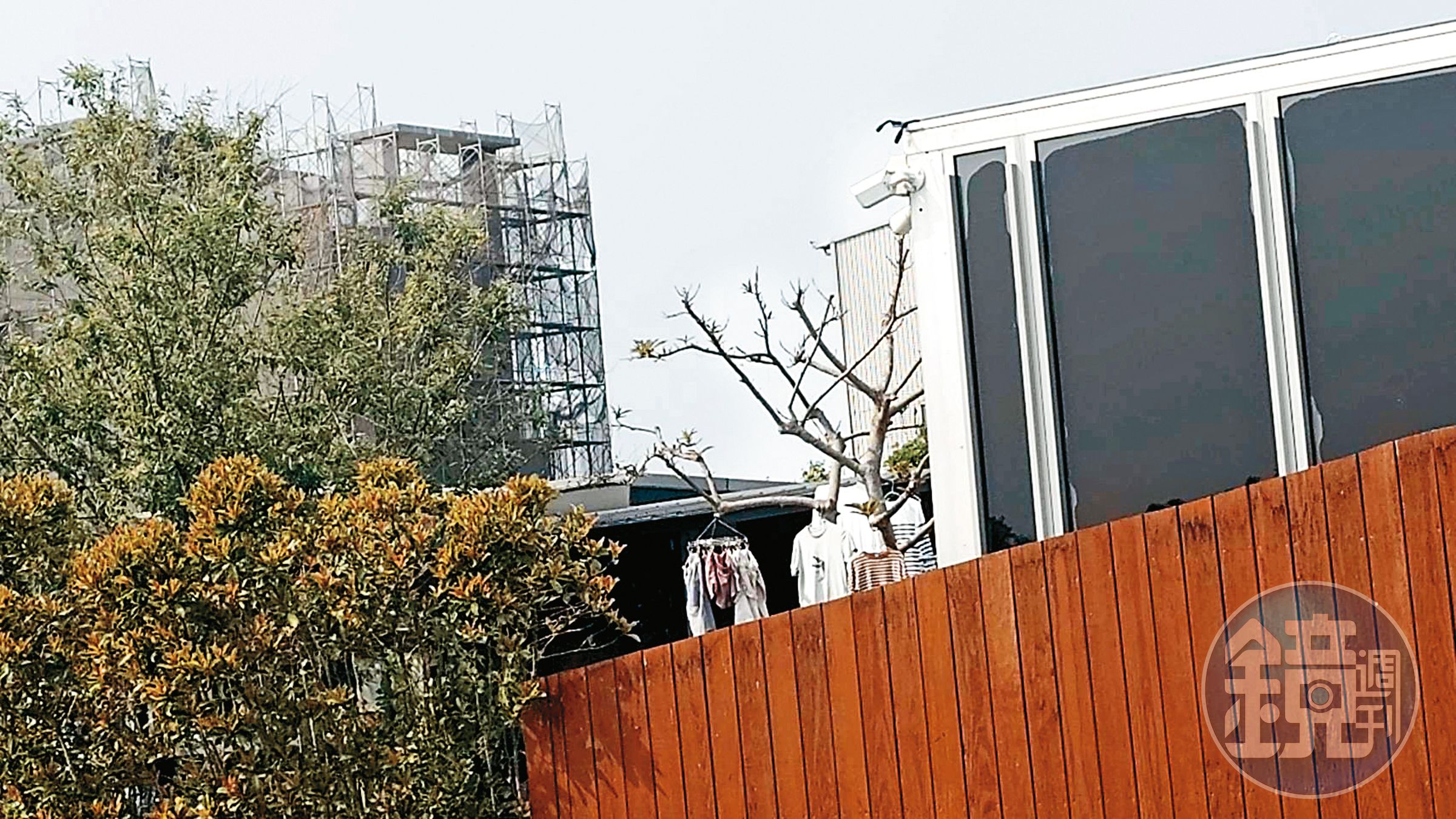 本刊曾報導宥勝以帆布遮蔽台中清水的住處，如今爆出農宅已沒有如過去那般生活的痕跡。（讀者提供）