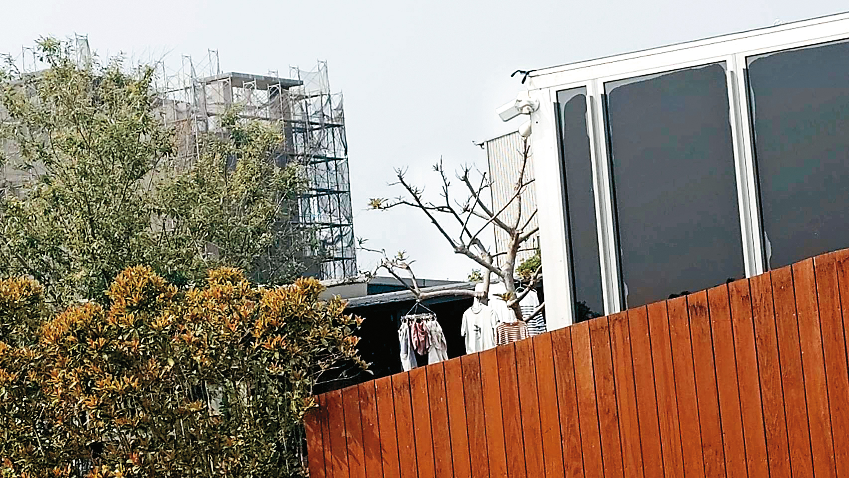 本刊曾報導宥勝以帆布遮蔽台中清水的住處，如今爆出農宅已沒有如過去那般生活的痕跡。（讀者提供）