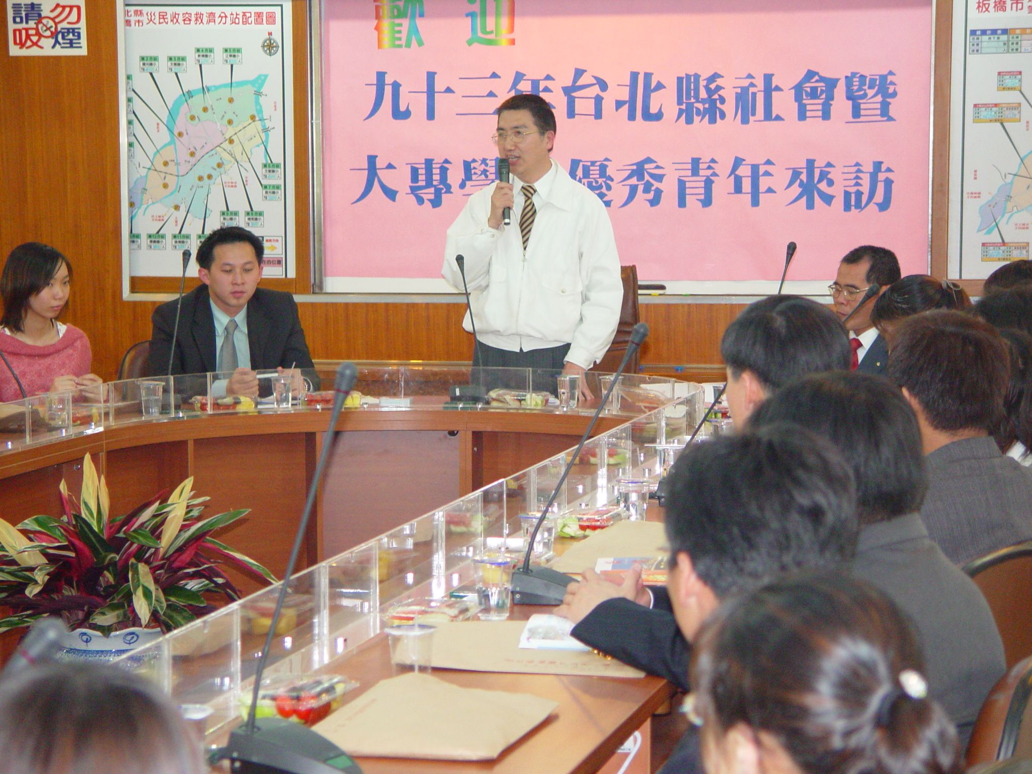 李勁毅(左2)曾擔任板橋市長林鴻池機要秘書。(李勁毅提供)