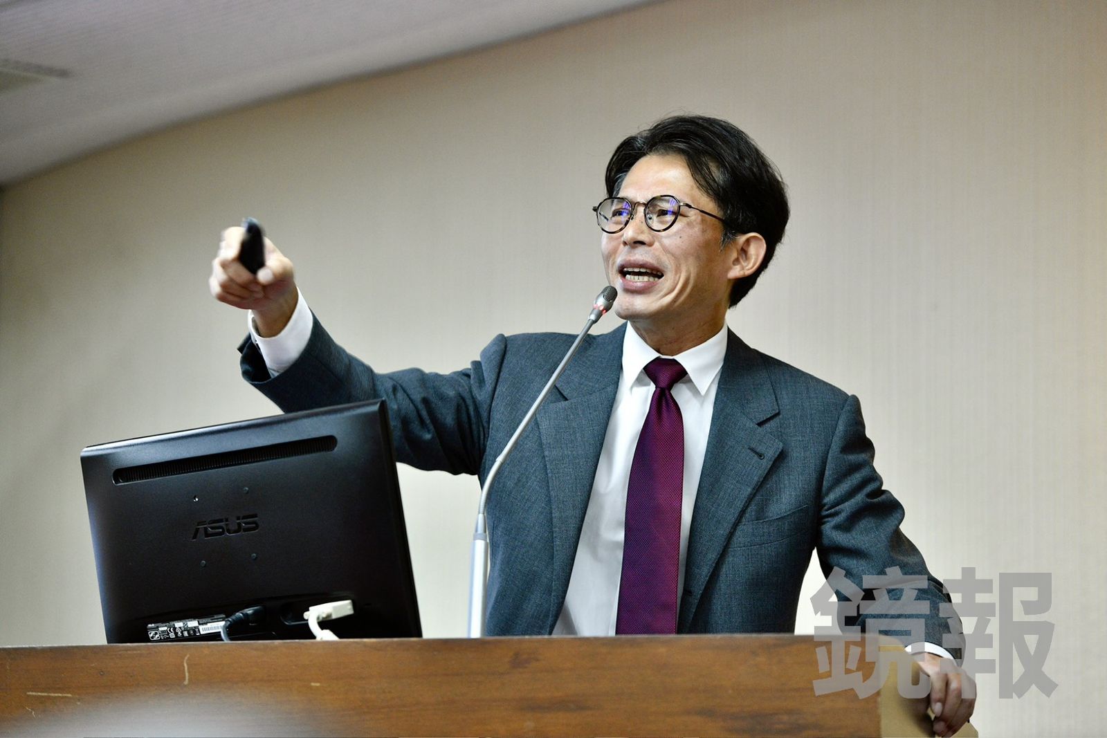 最新民調出爐!黃國昌若派狗仔跟拍政敵 「白營支持者58.7%挺不下去」