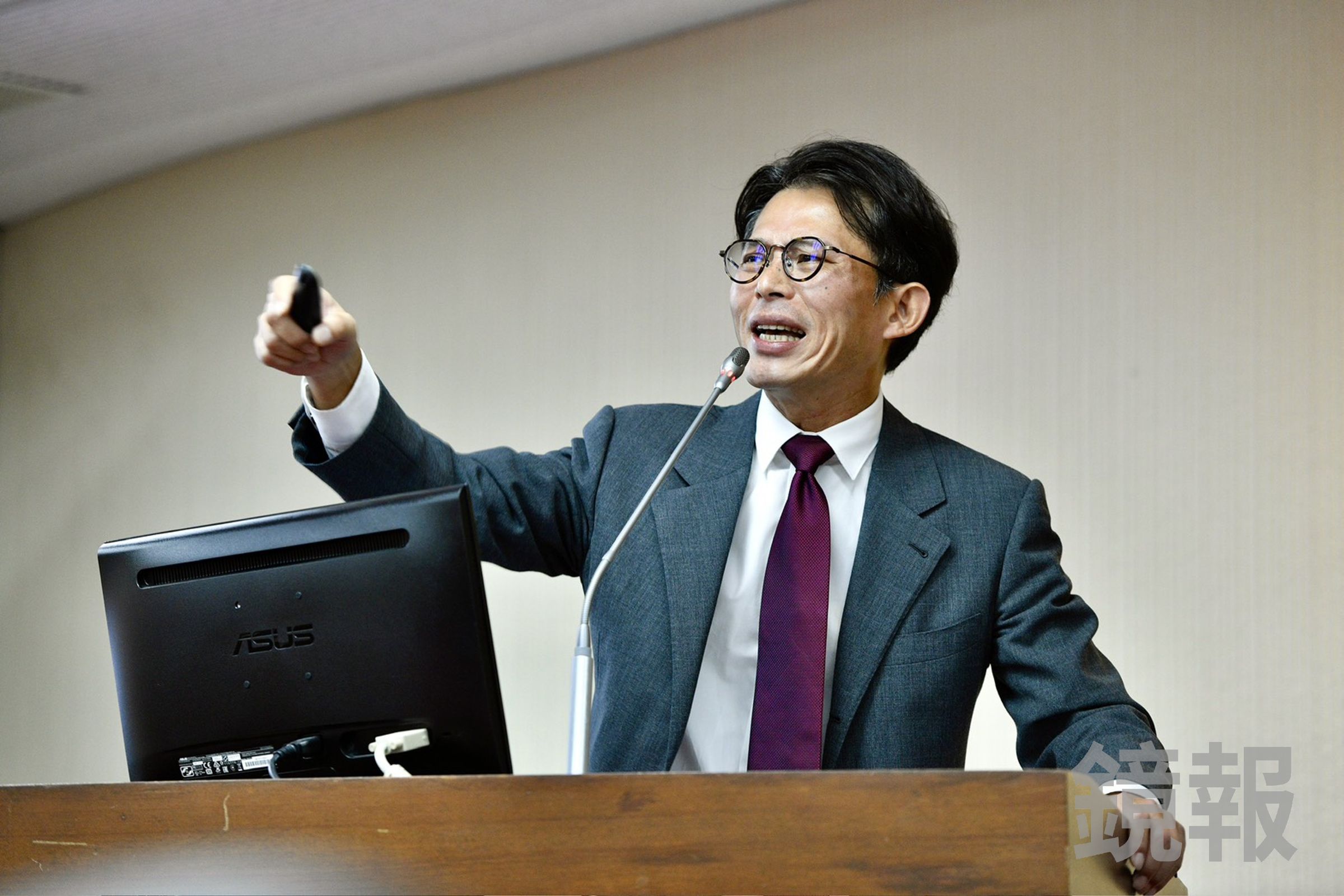 黃國昌「指揮狗仔跟拍」若為真,合計73%受訪這不認同,藍營支持者75%、白營支持者58.7%都不認同,顯示恐對黃國昌產生負面影響。(鏡報李智為)