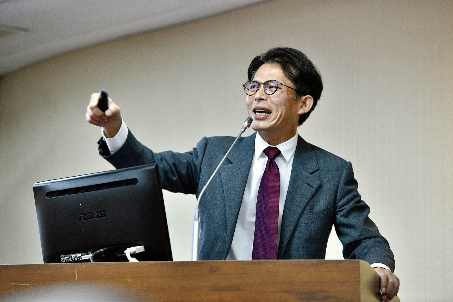 黃國昌「指揮狗仔跟拍」若為真，合計73%受訪這不認同，藍營支持者75%、白營支持者58.7%都不認同，顯示恐對黃國昌產生負面影響。（鏡報李智為）