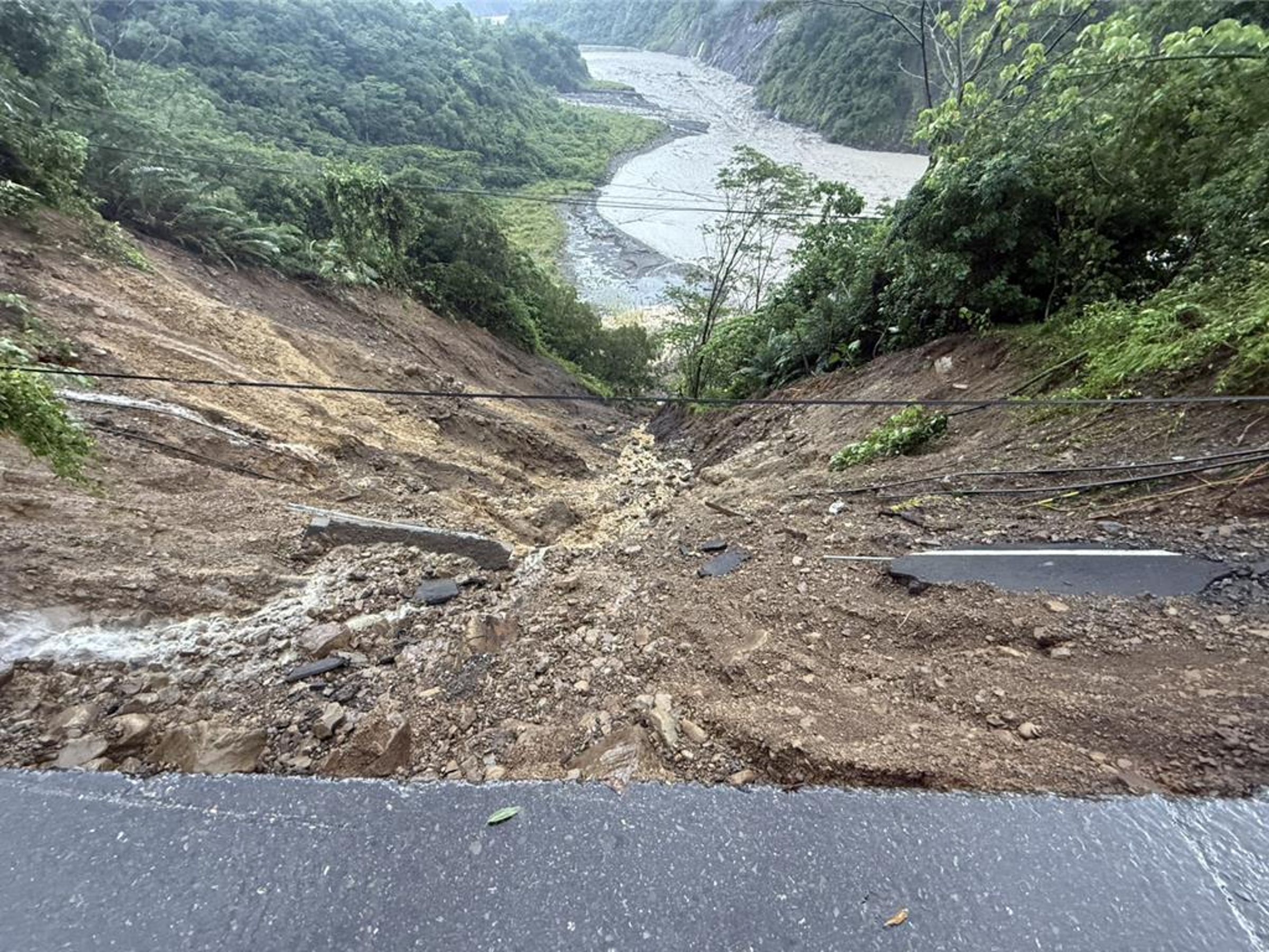 南橫公路草水路段因連日豪雨導致路基流失，一家五口上7月底駕車行經不慎墜谷釀2死3失蹤。（翻攝畫面）