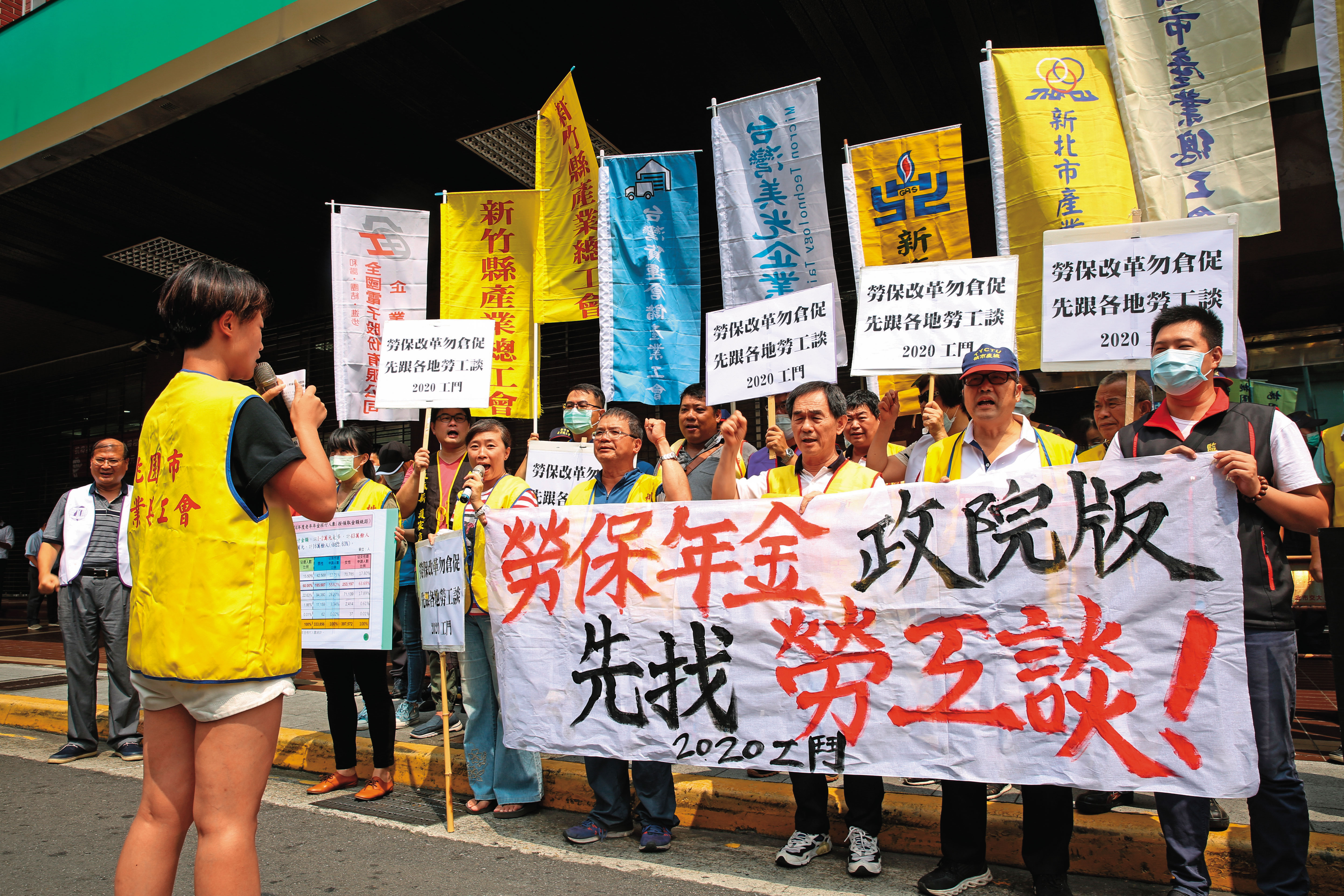 勞保老年年金未來改革的方向、能領多少年金、是否會破產等問題，讓許多勞工擔心。