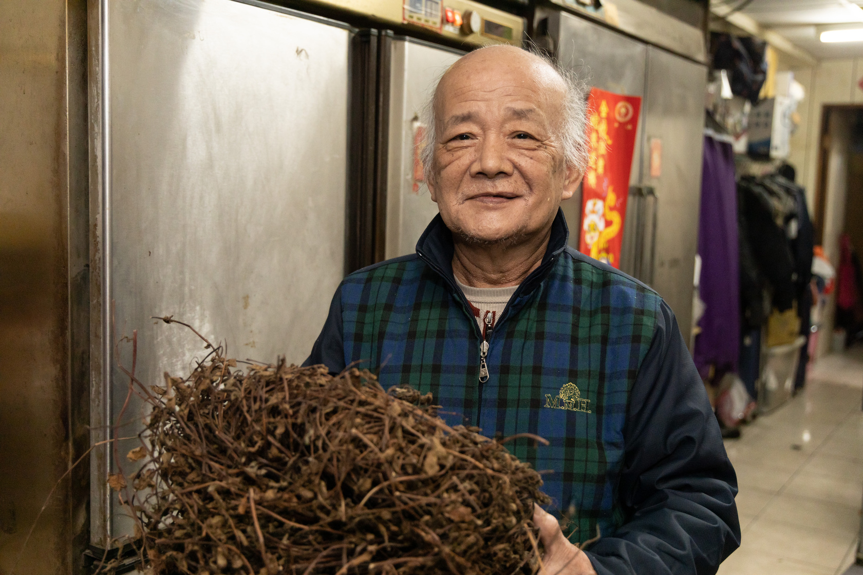 人稱「仙草伯」的林伯伯已經70歲，講到親自熬製的仙草口味，仍是自信滿滿。