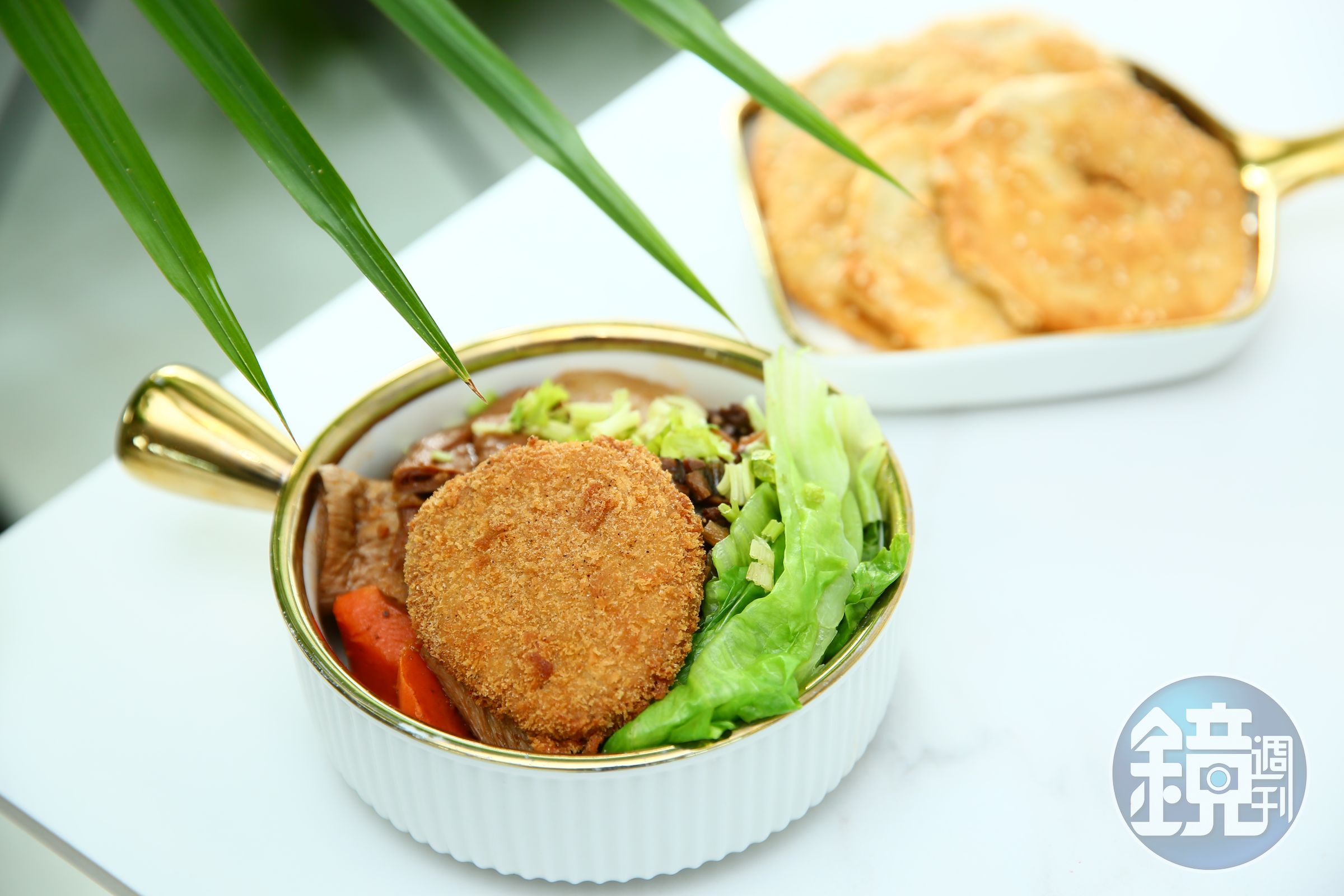 三合蔬食餐廳的植物肉排飯是客人最愛的招牌餐點之一,美味程度不輸葷食。(200元/份)