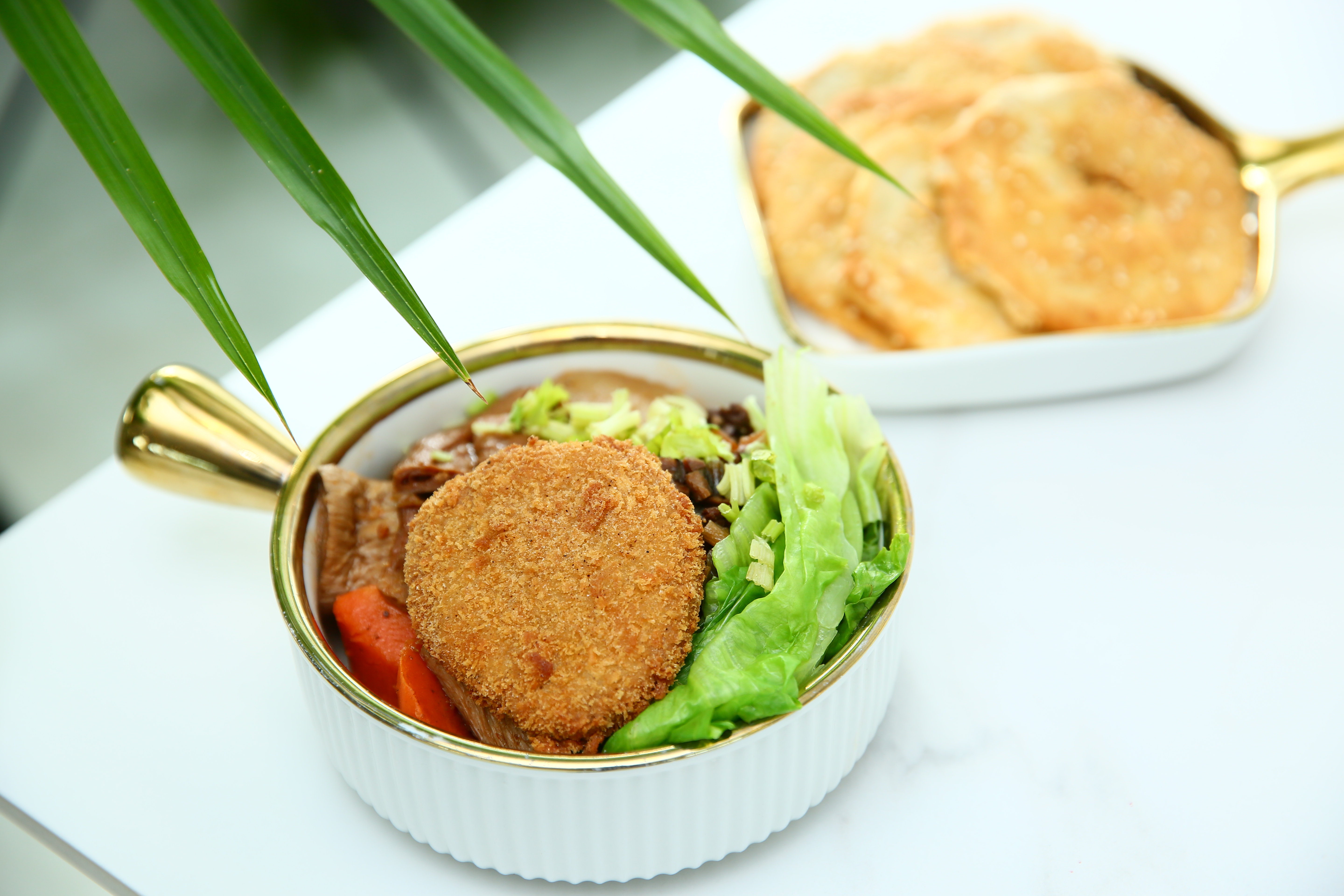 三合蔬食餐廳的植物肉排飯是客人最愛的招牌餐點之一,美味程度不輸葷食。(200元/份)