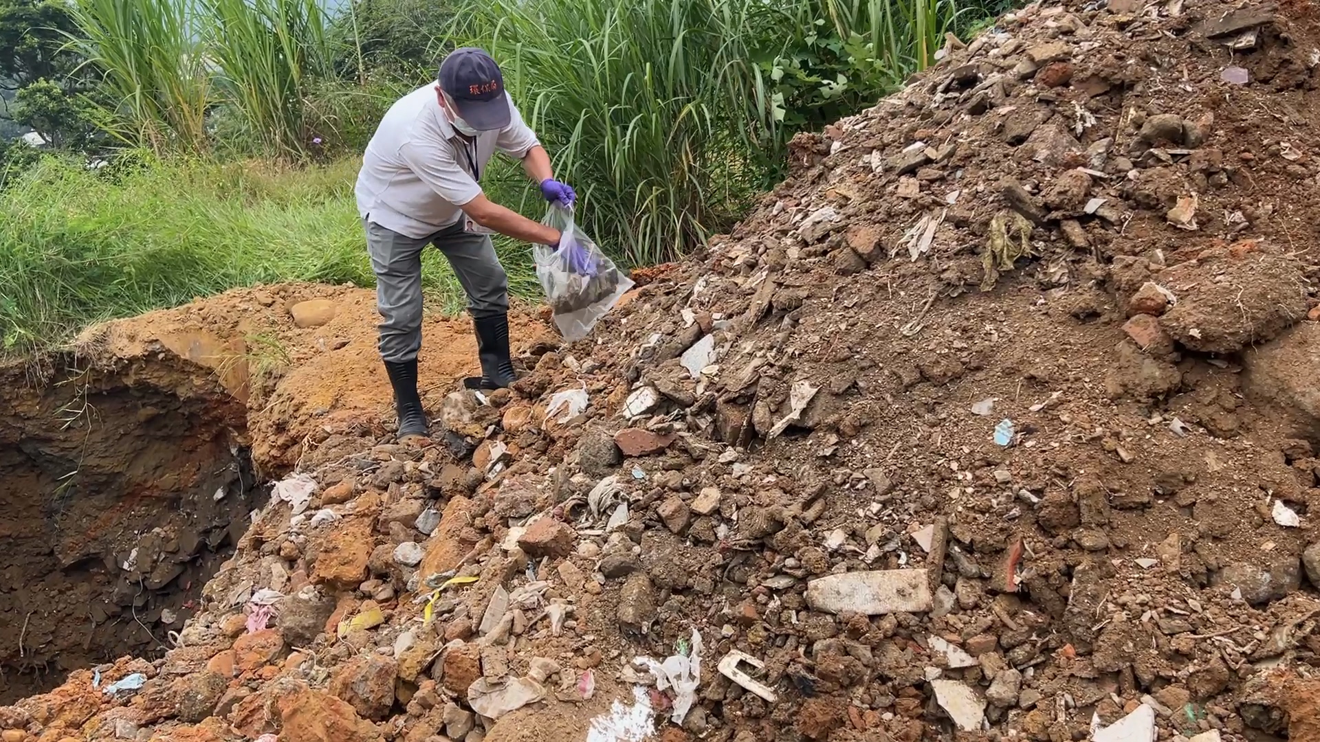 農地埋有垃圾、廢塑膠、廢鋼筋、鐵條、木材等大量營建廢棄物。(警方提供)