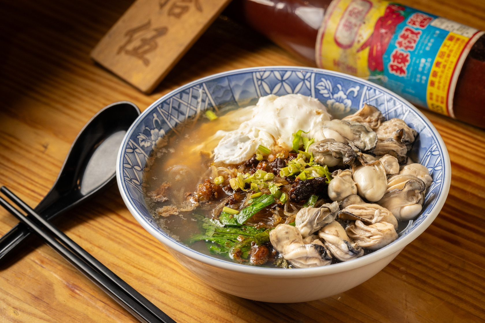 「鮮蚵粗米粉湯」從二代老闆娘陳金蓮的年代就是這麼豐盛。（139元／碗）