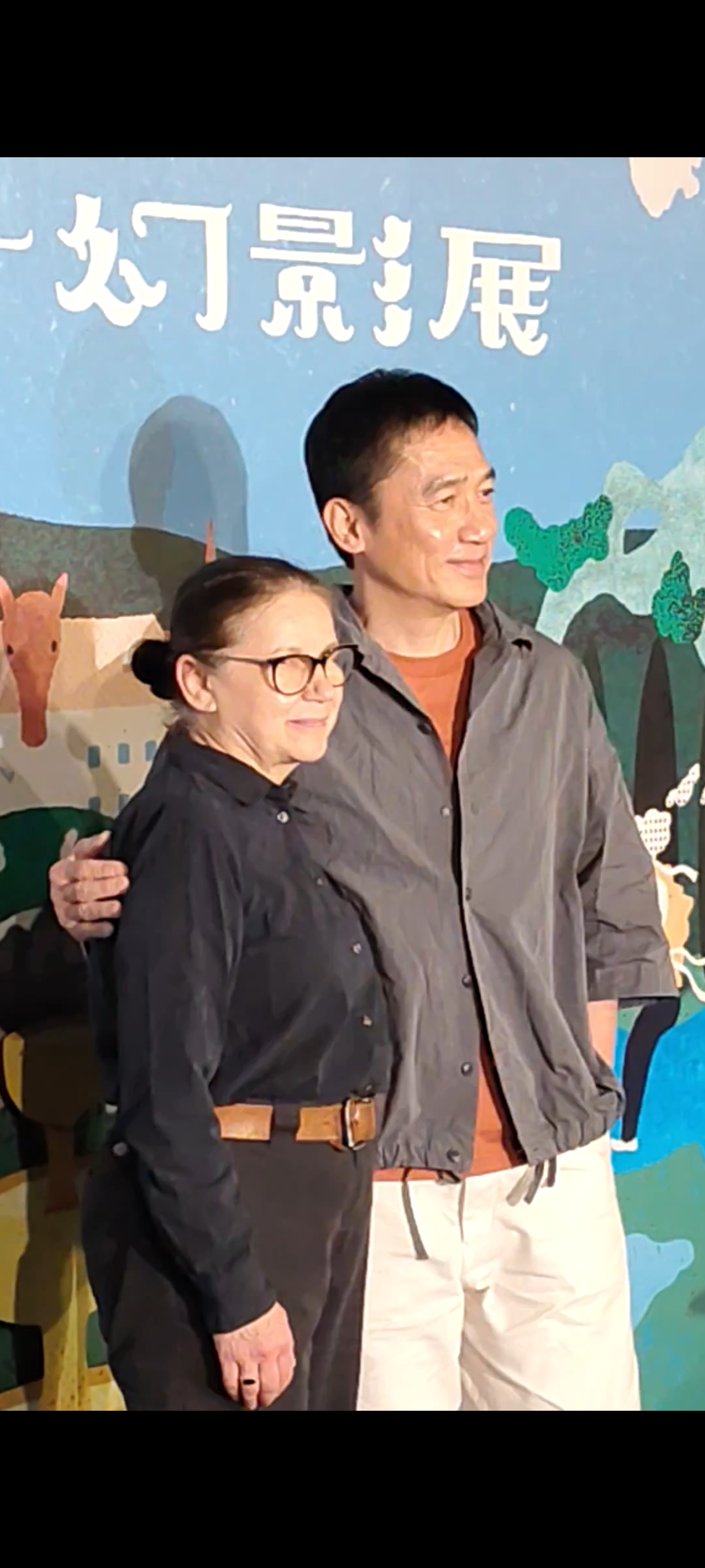 《你是不會當樹嗎》導演伊爾蒂蔻恩伊達沒有參與大師課,專程來與梁朝偉會合合照。