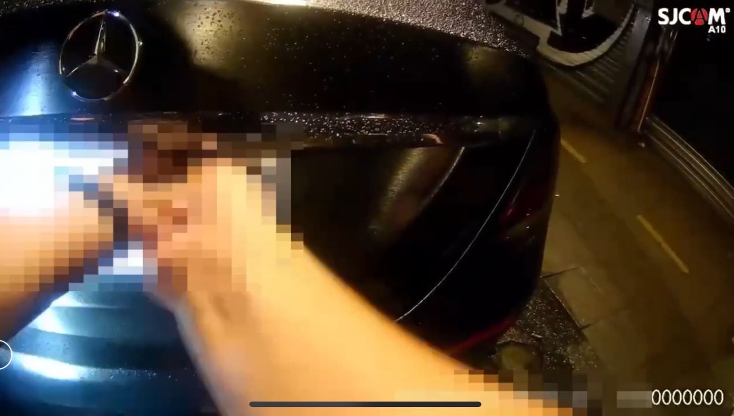 警方拆除假車牌。(翻攝畫面)