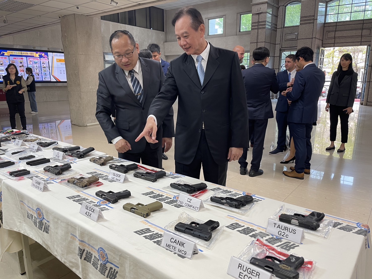 一批準備運往台灣的五金工具箱，被發現內藏大批制式槍械。