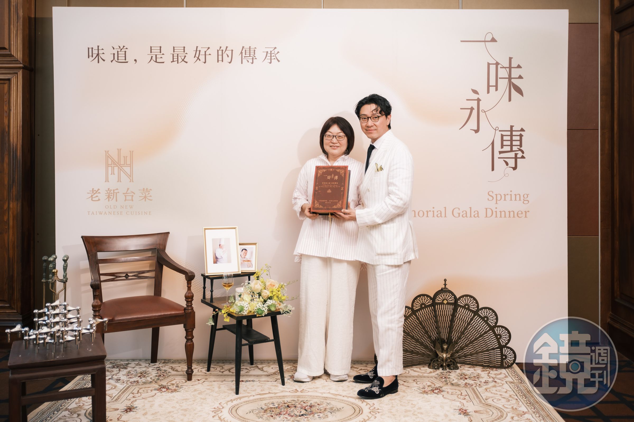 2026年3月5日，高雄老新台菜發起一場「曾秀保大師一味永傳回味饗宴」，品牌長薛鎮鉉（右）與美食家王瑞瑤（左）以一道道好菜懷念故人。（老新台菜提供）
