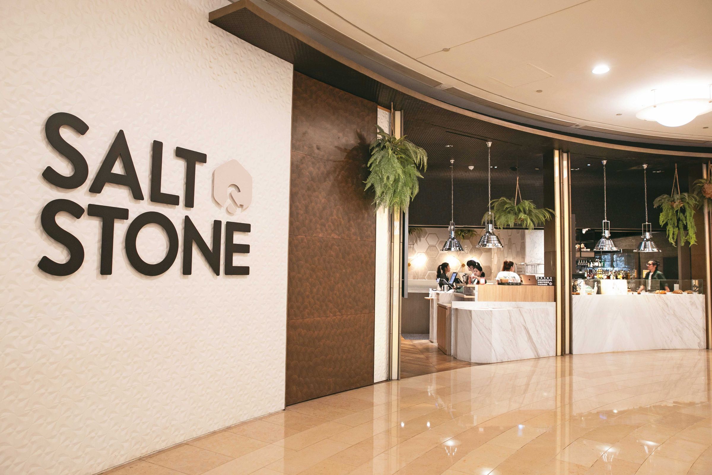 SALT&STONE起家店就在台北101,生意相當不錯。