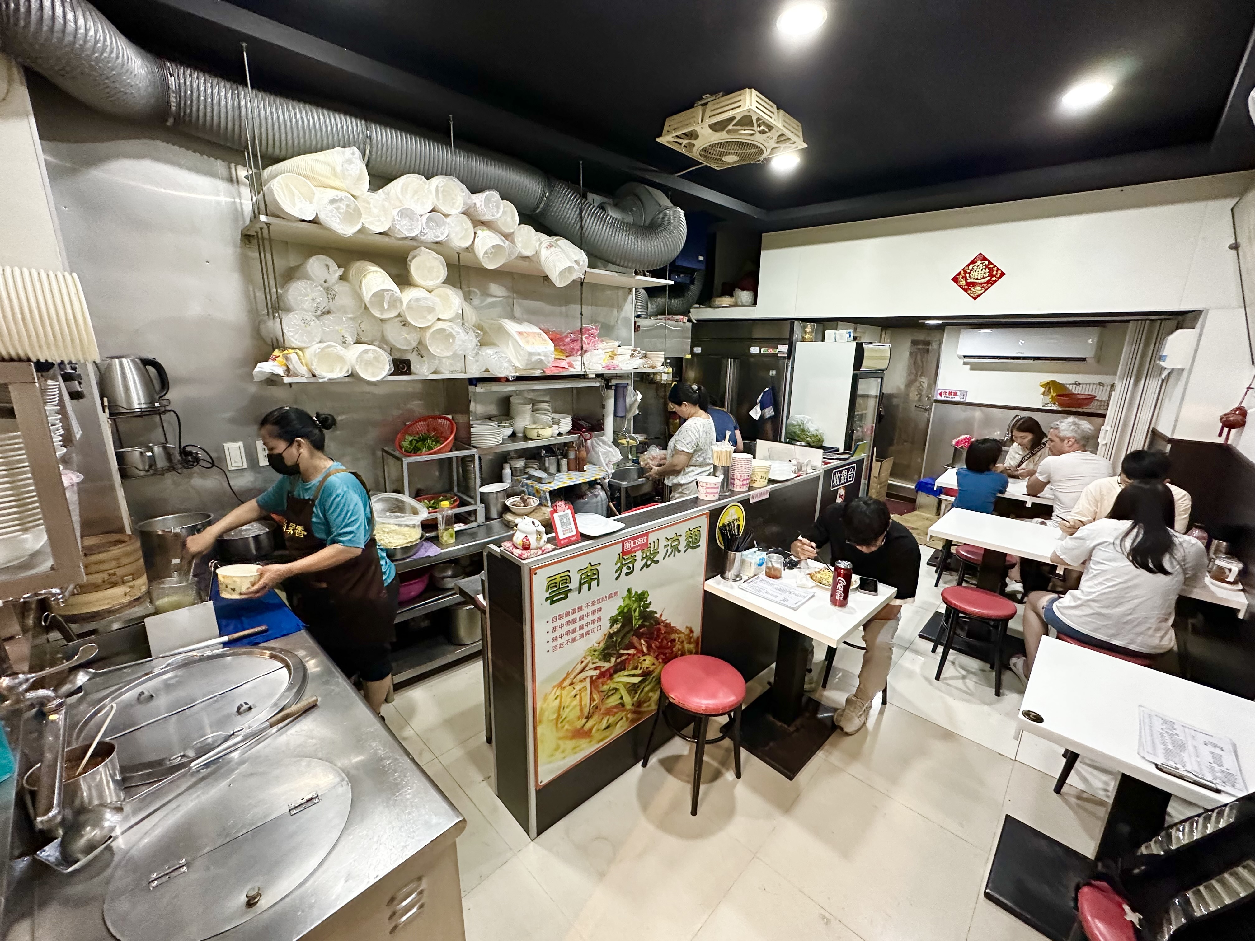 店面變得較小，座位不多，中午餐期需要耐心等候。