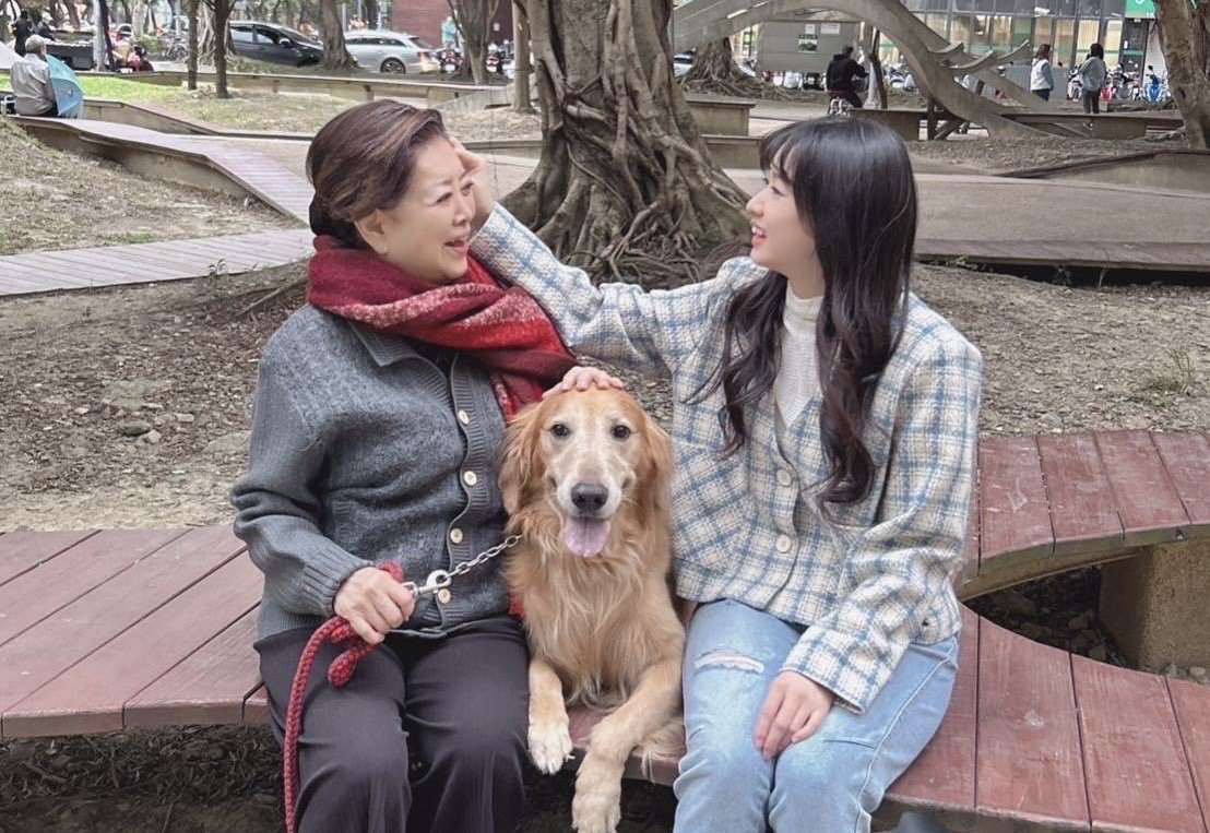 陳淑芳（左）克服對寵物犬的恐懼，和毛小孩合作拍攝短片《你回來了》。（翰森娛樂提供）
