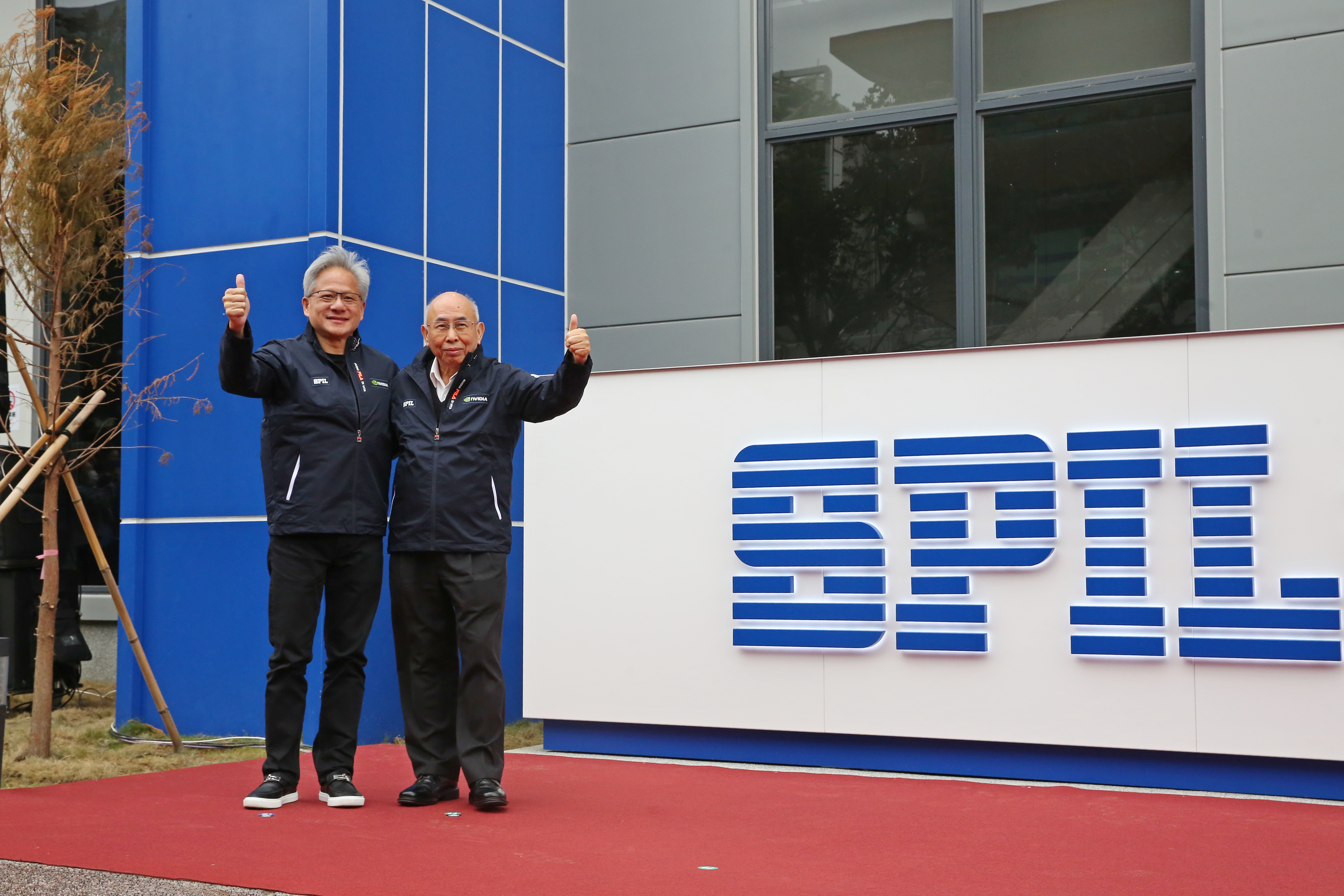 黃仁勳(左)大讚矽品是最佳封測夥伴。(右為矽品董事長蔡祺文)