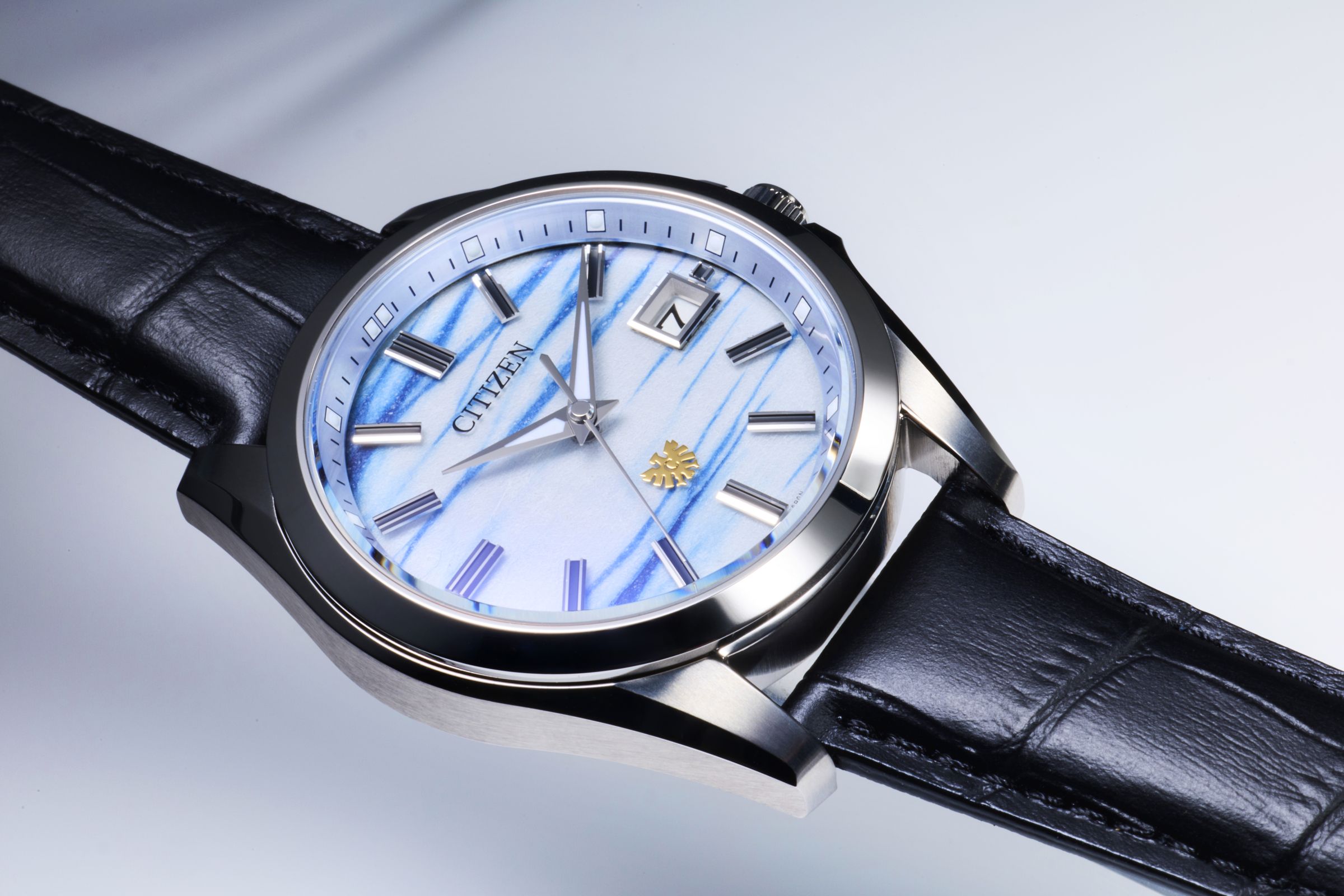 AQ4090-08A使用特殊的「管狀紮染」製程，在面盤上形成特殊紋路，每一款作品的紋路皆有不同，獨一無二。