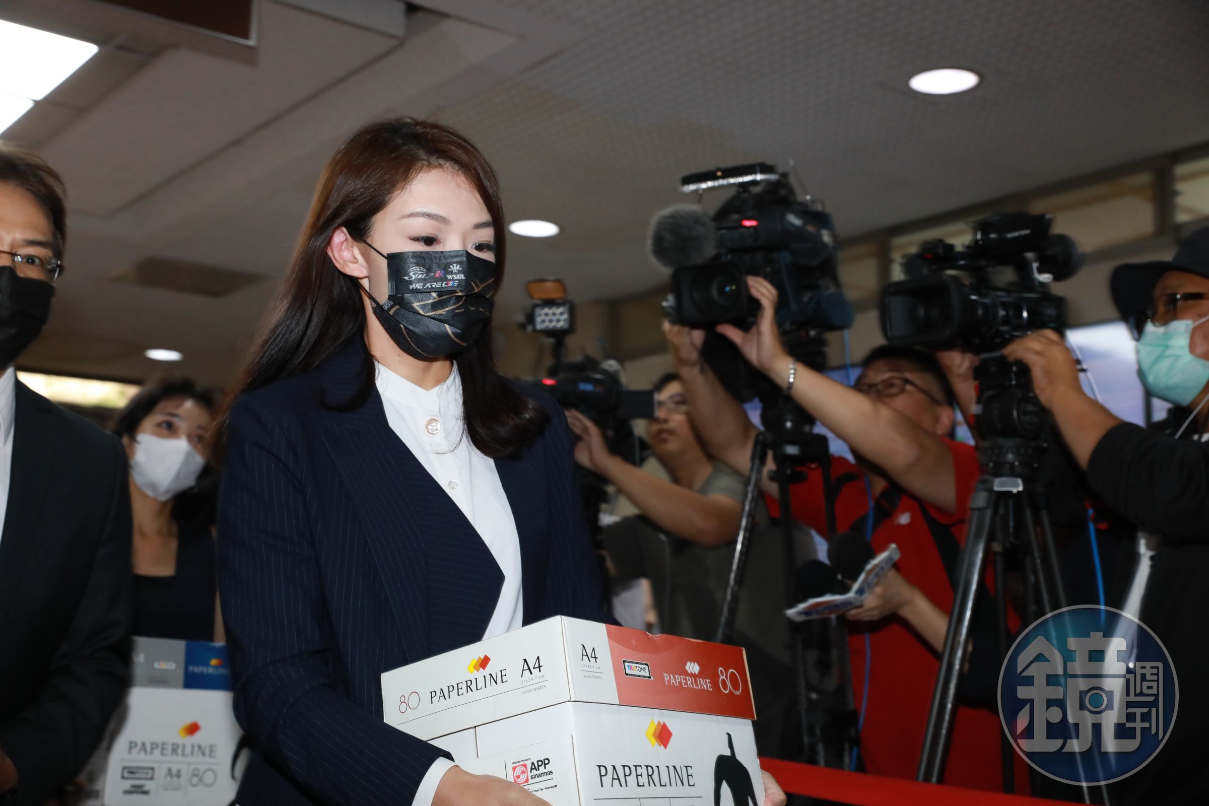 新竹市長高虹安涉詐領助理費案,今首度被傳喚出庭。