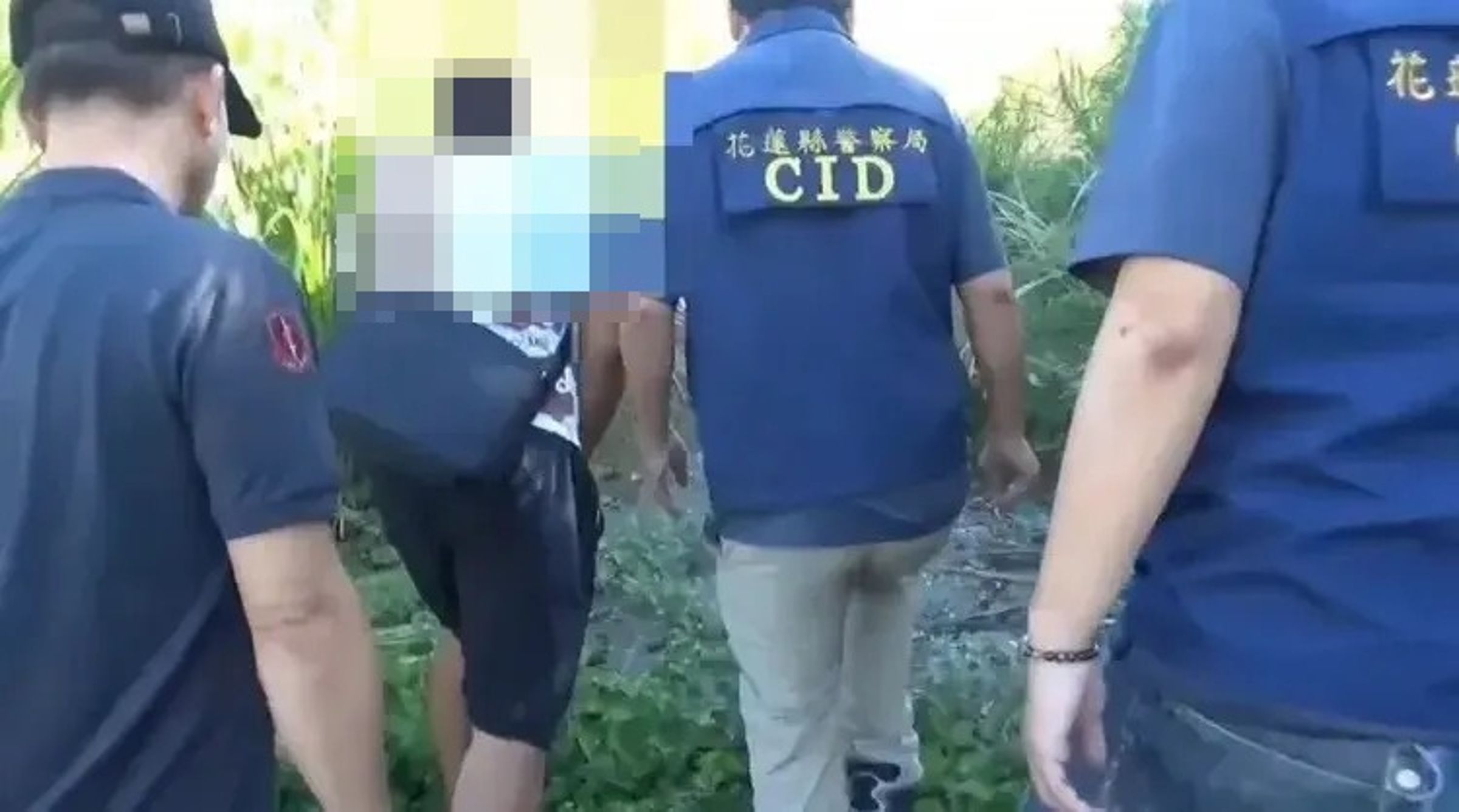 金女的同性伴侶莊女，棄屍後竟還拿走金女的提款卡及密碼盜領長達1年多。（翻攝畫面）
