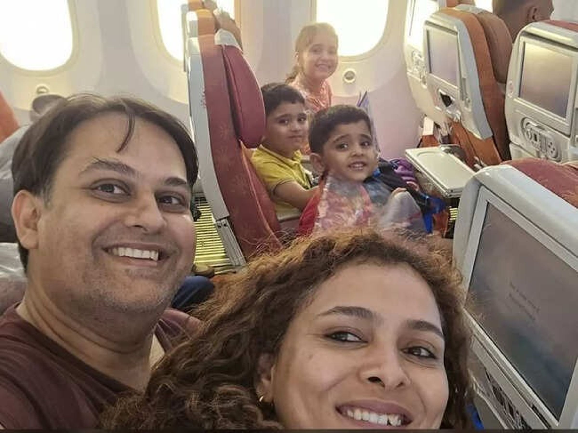 醫師夫妻普拉蒂克喬希與柯米維亞斯，與3名子女搭上印航AI171班機，一家人在機上的自拍成最後遺照。（翻攝The Skin Doctor臉書）