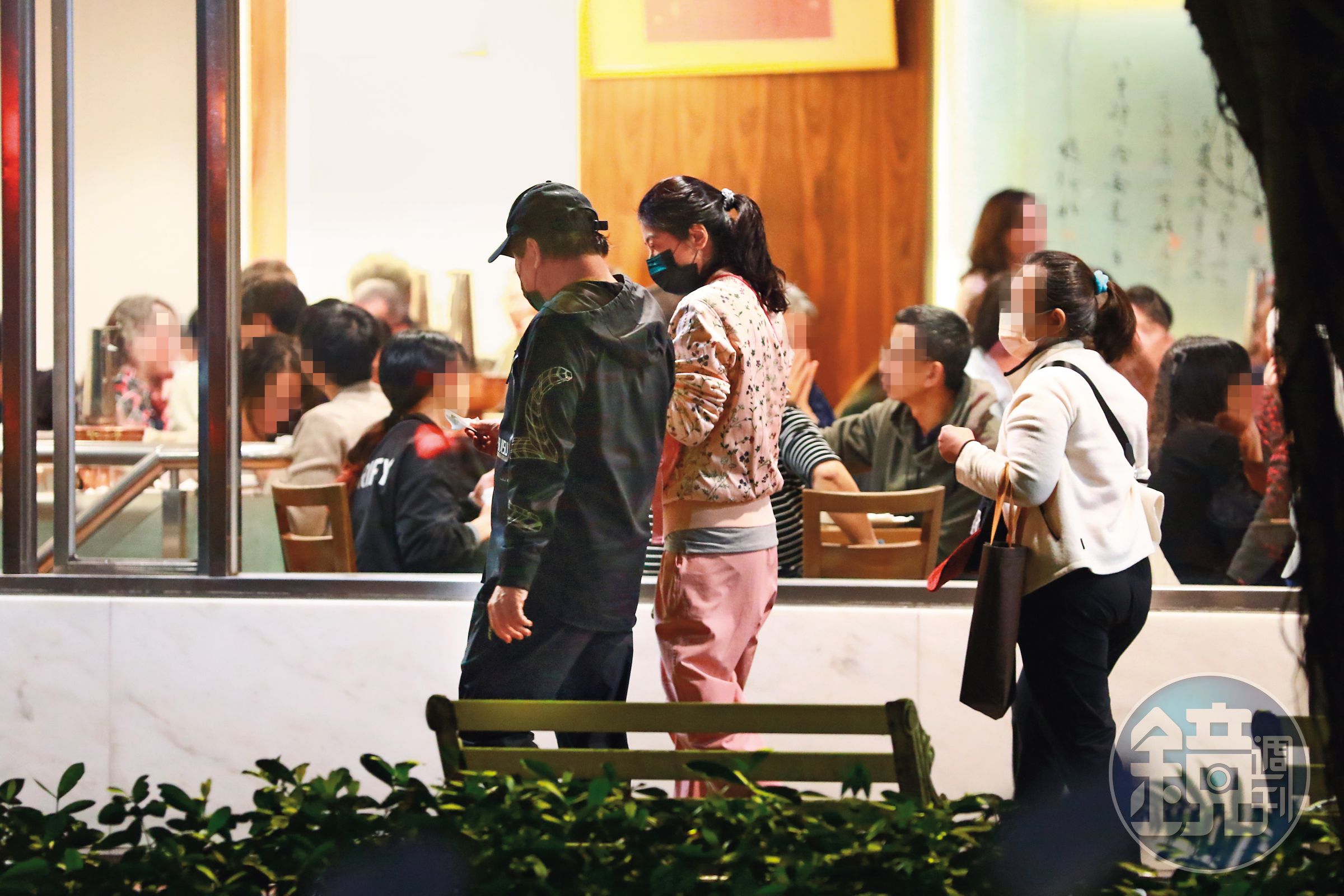 丁柔安(中)幫胡瓜(左)操持生活大小事,連他宴請友人都要負責找餐廳。