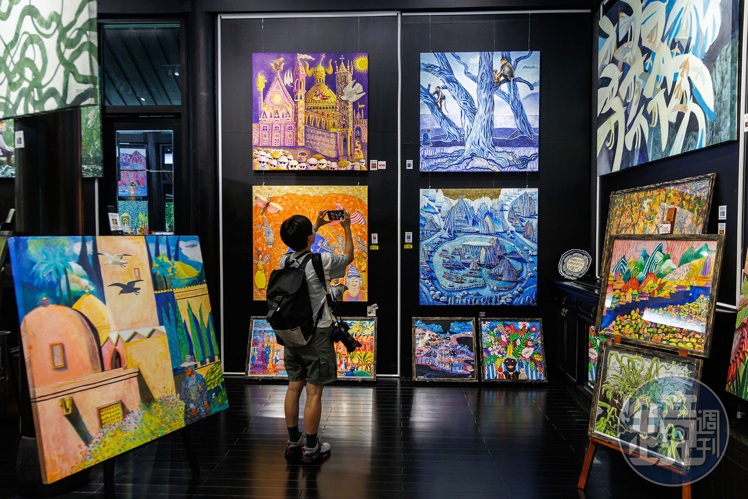 走進越南唯一的「Bensley Outsider Gallery」,能更認識這位知名建築師,他謙稱自己沒接受過美術科班訓練,因疫情開啟他對繪畫的興趣,所有作品收入都將捐作公益事業。
