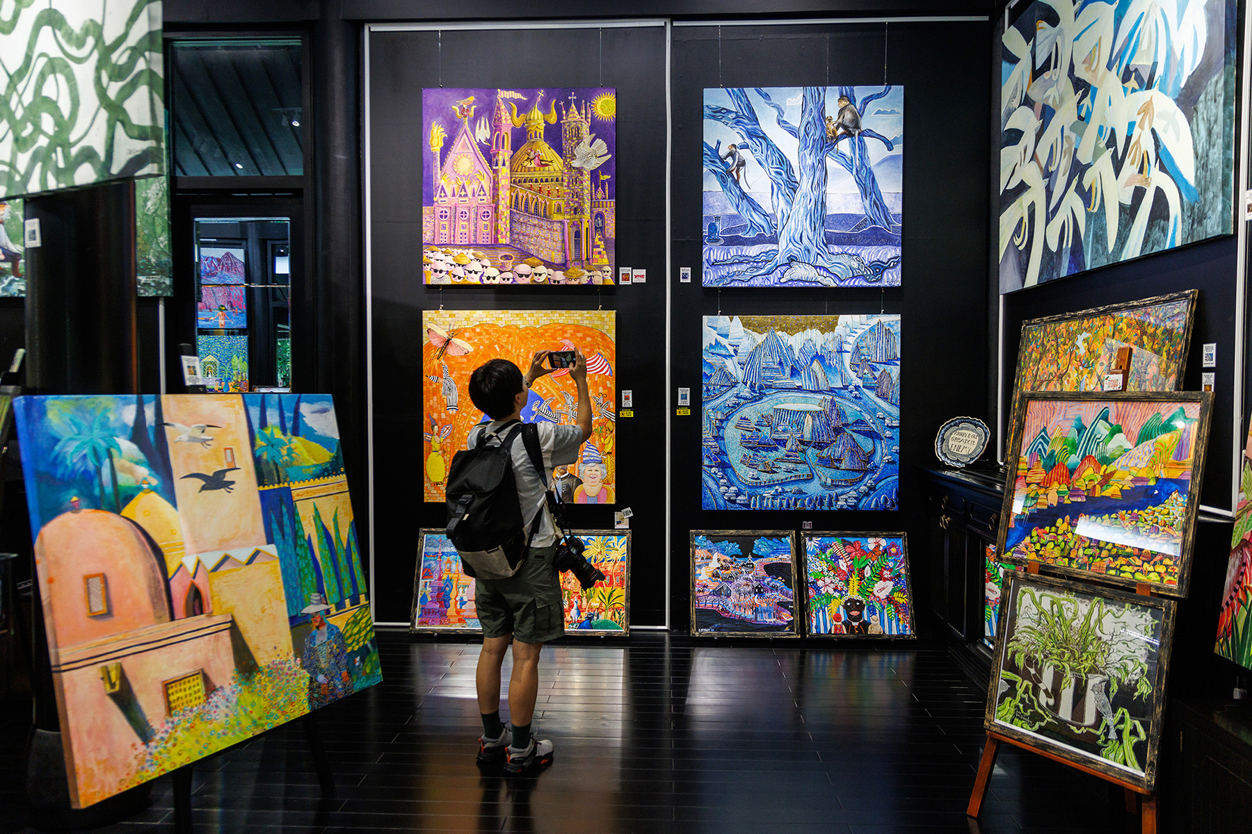 走進越南唯一的「Bensley Outsider Gallery」，能更認識這位知名建築師，他謙稱自己沒接受過美術科班訓練，因疫情開啟他對繪畫的興趣，所有作品收入都將捐作公益事業。