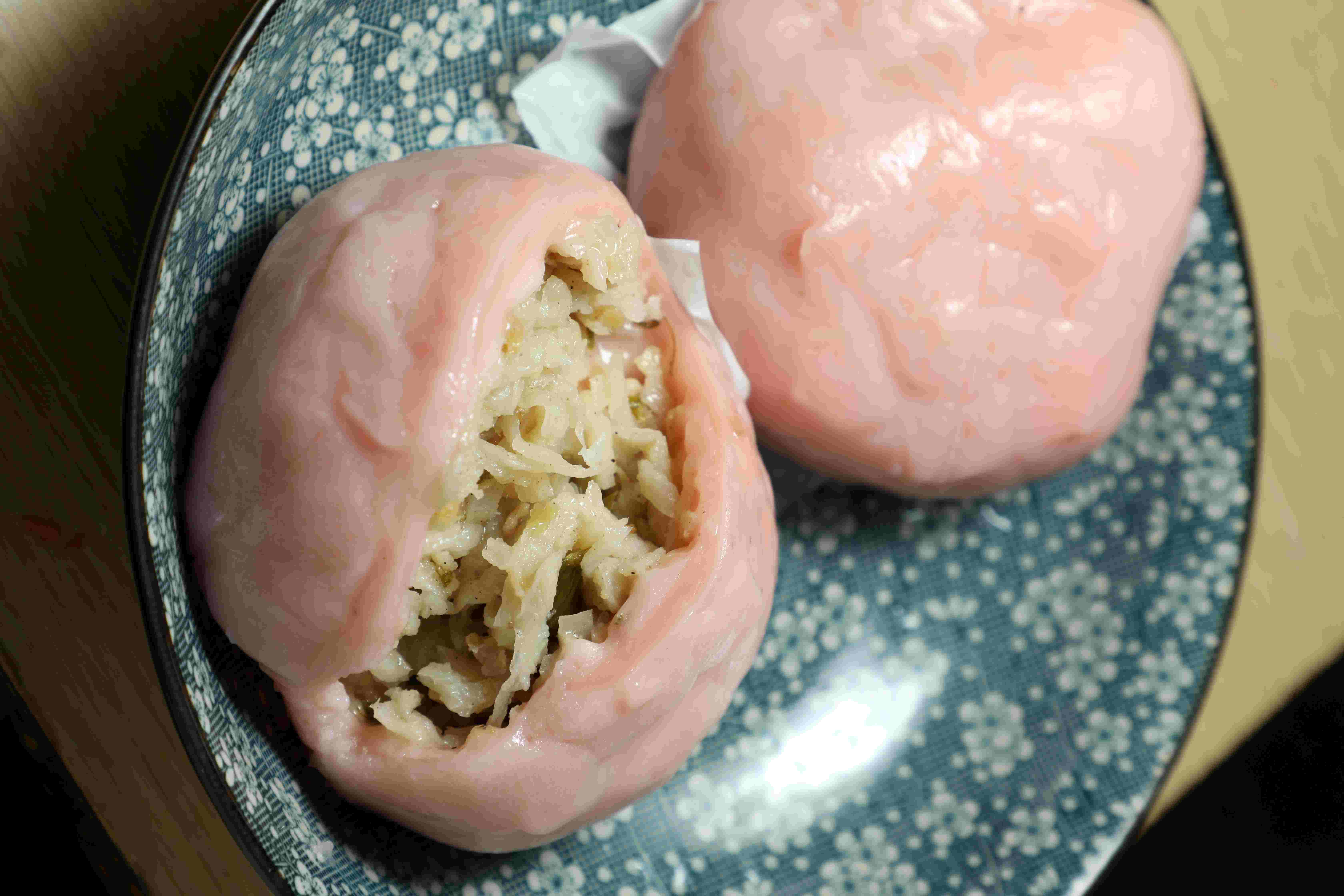 阿嬤發揮巧思創作的「粉紅菜包」，裡面有豬油炸的蝦米油蔥酥，香氣逼人。（30元／個）