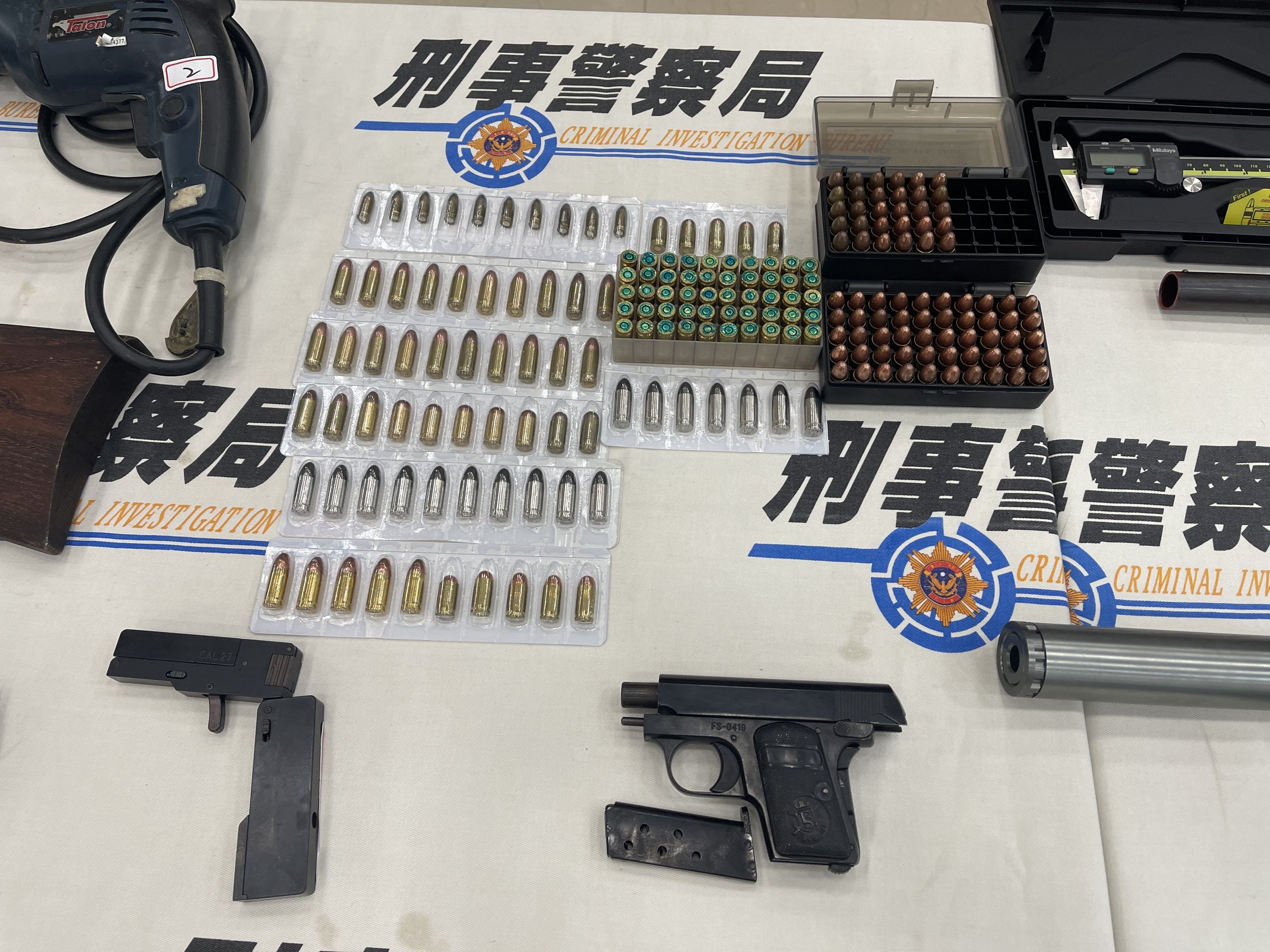刑事局偵六大隊查扣模擬槍、子彈等改造工具一批。（刑事局提供）