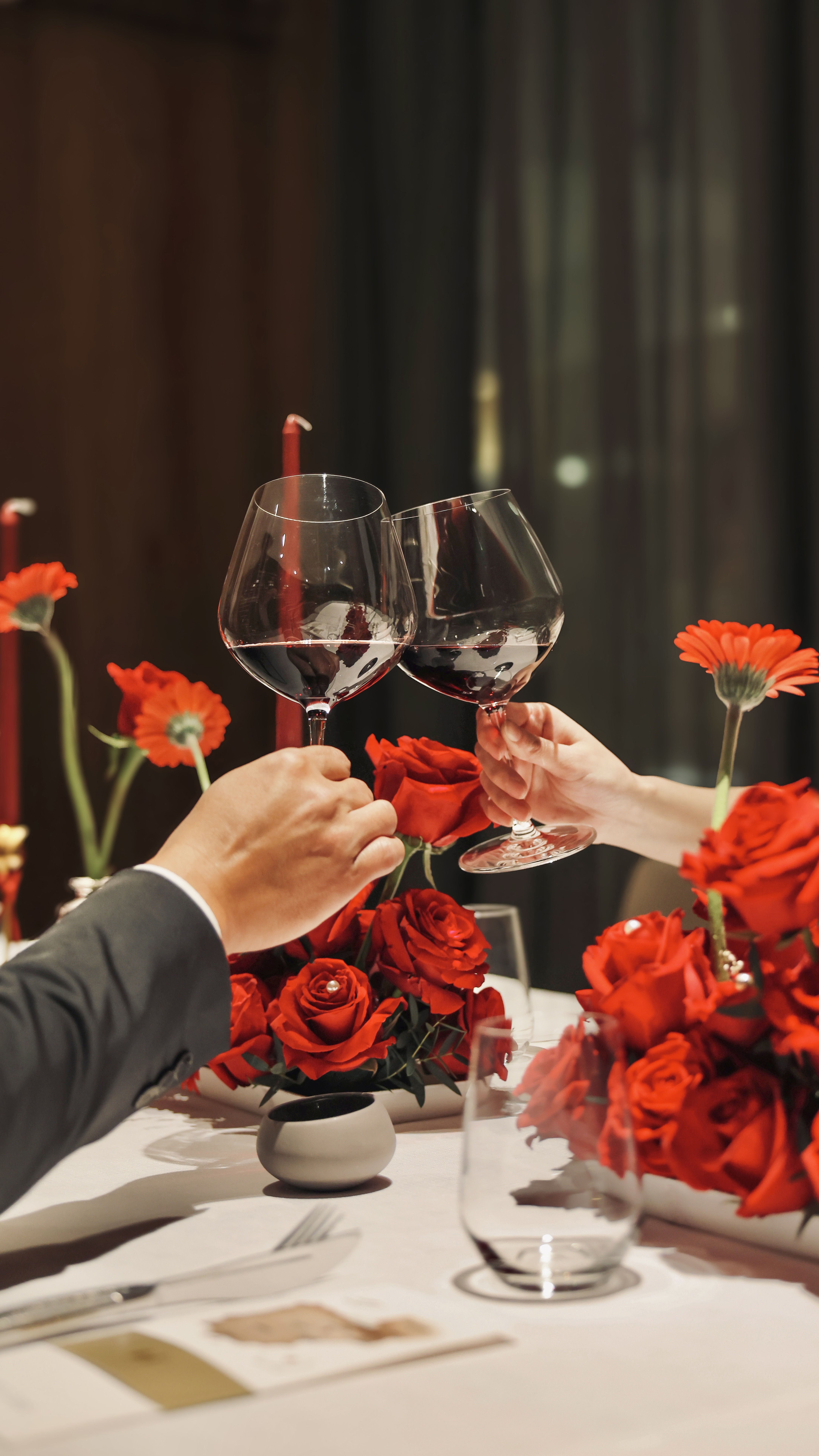 「Valentine Romance專屬包廂甜蜜時刻情人饗宴」包含12件式主廚套餐、7杯精選Full Pairing、浪漫花藝布置及專屬情人花禮和Élégance Brut Rosé法國粉紅香檳。（慕舍酒店提供）