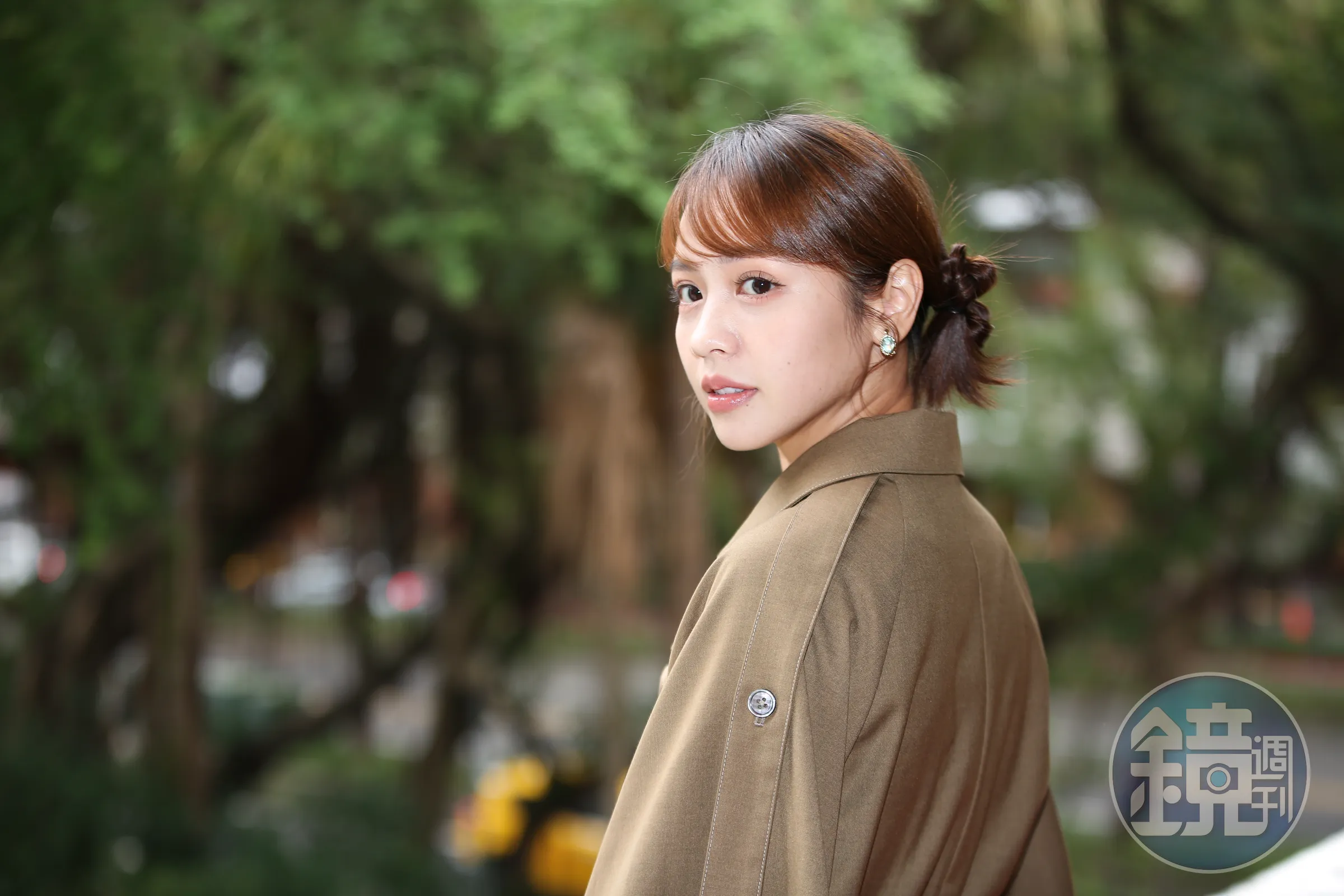 黃姵嘉在金鐘紅毯時,因品牌遲到而來不及配戴珠寶。(本刊資料照)