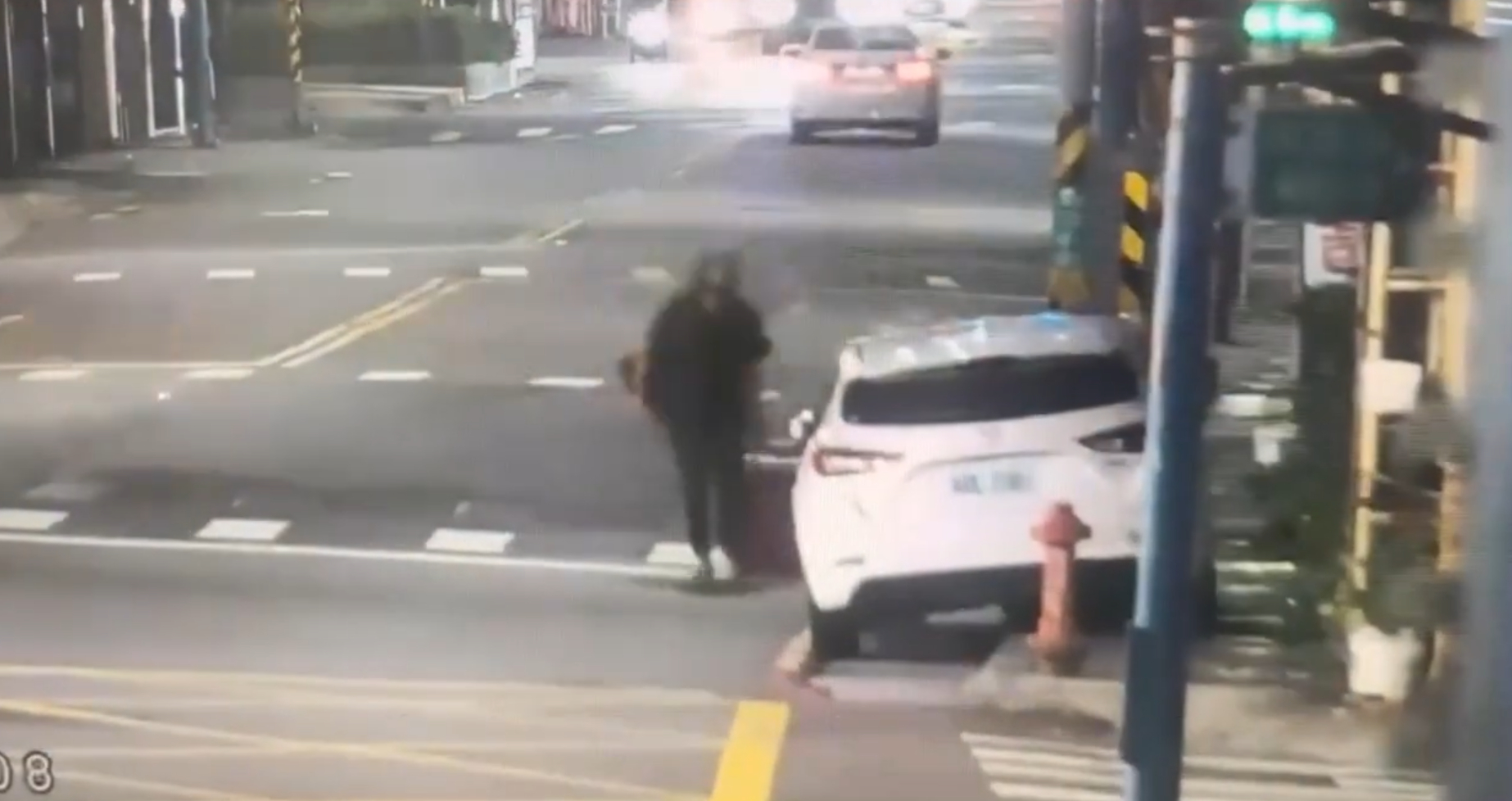 29歲陳男涉有重嫌，拉行李箱運屍畫面被拍下。（翻攝畫面）