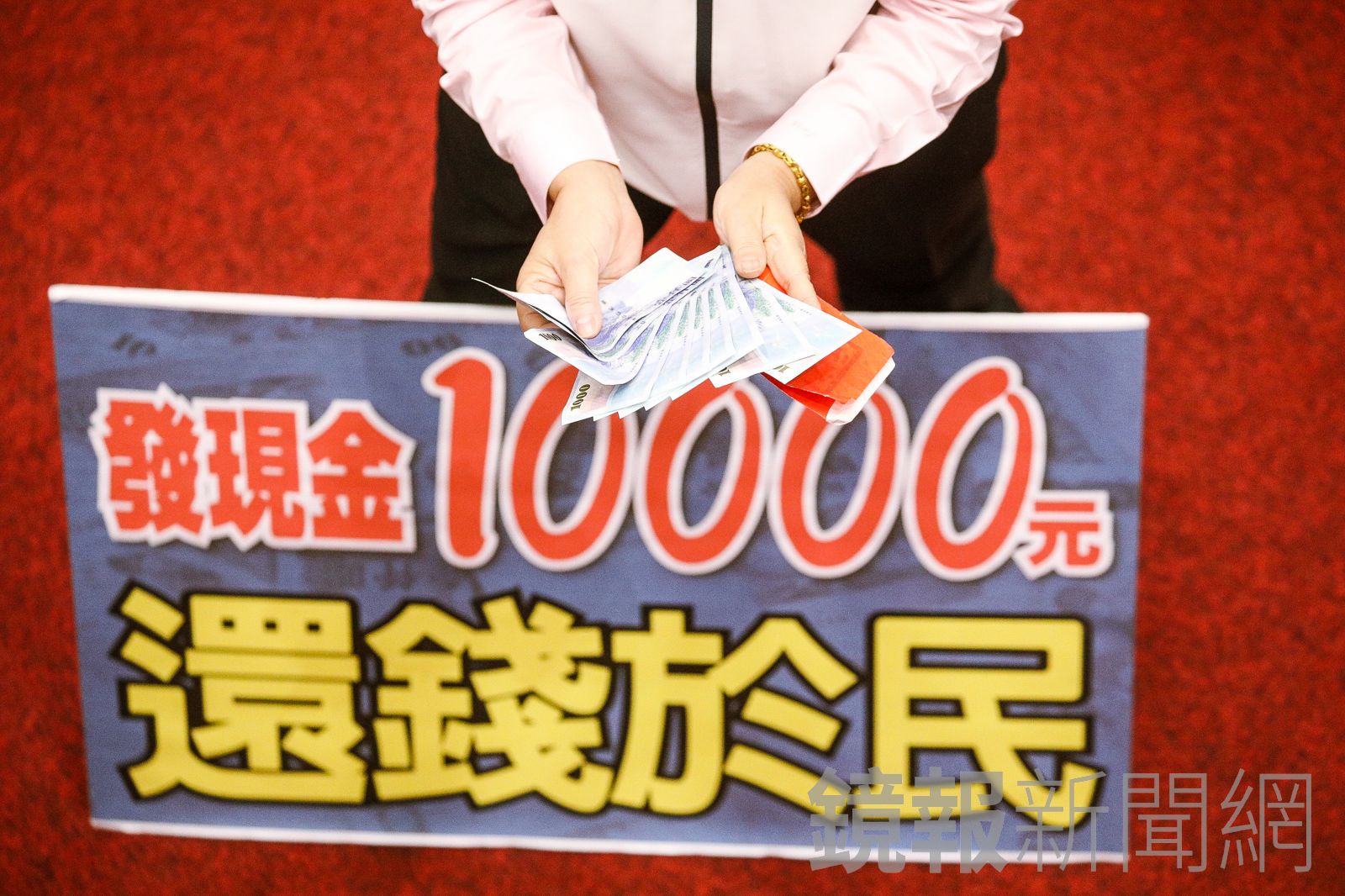 國民黨團今挾人數優勢通過普發現金1萬元。(鏡報鄒保祥攝)