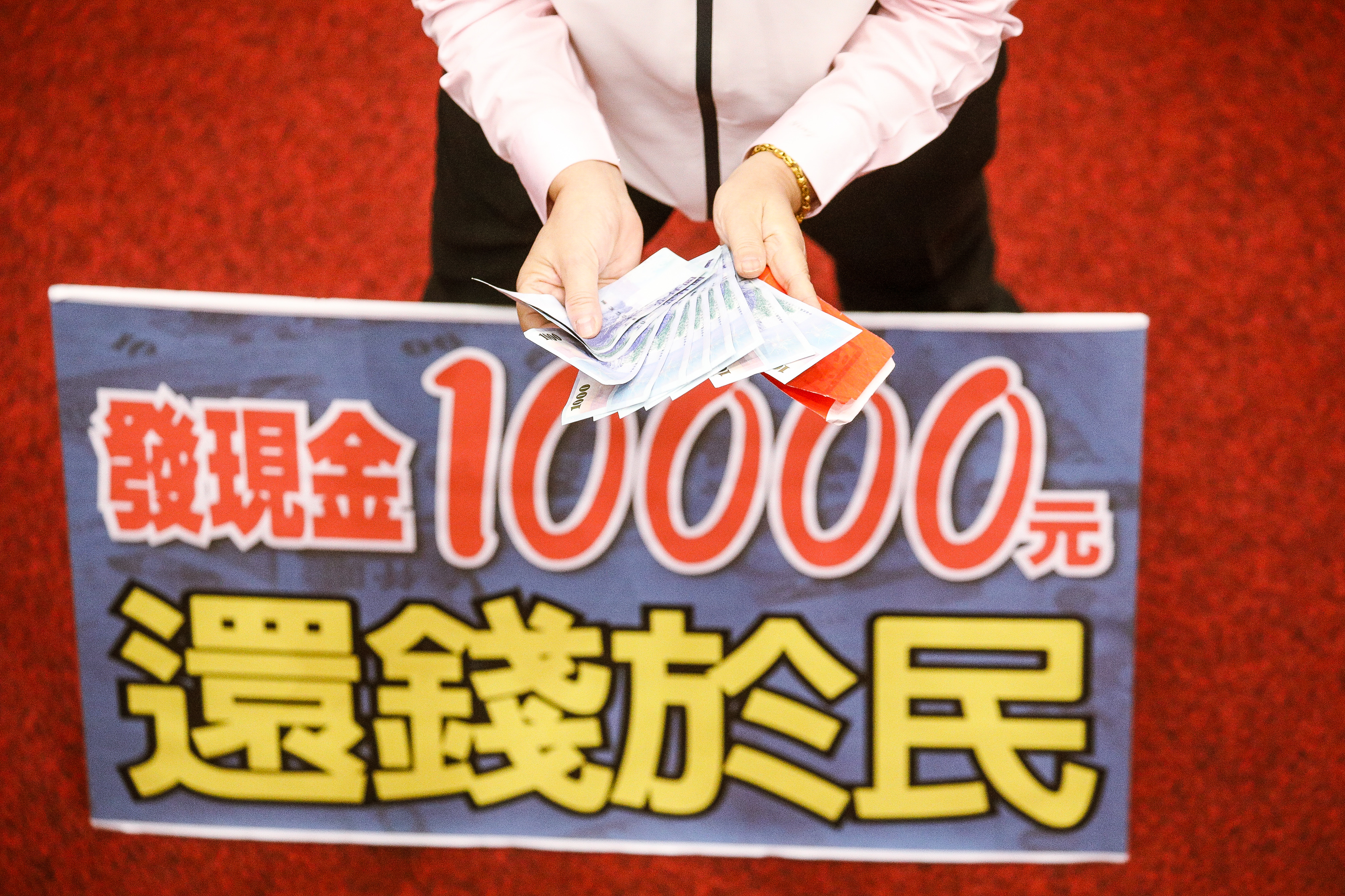國民黨團今挾人數優勢通過普發現金1萬元。（鏡報鄒保祥攝）
