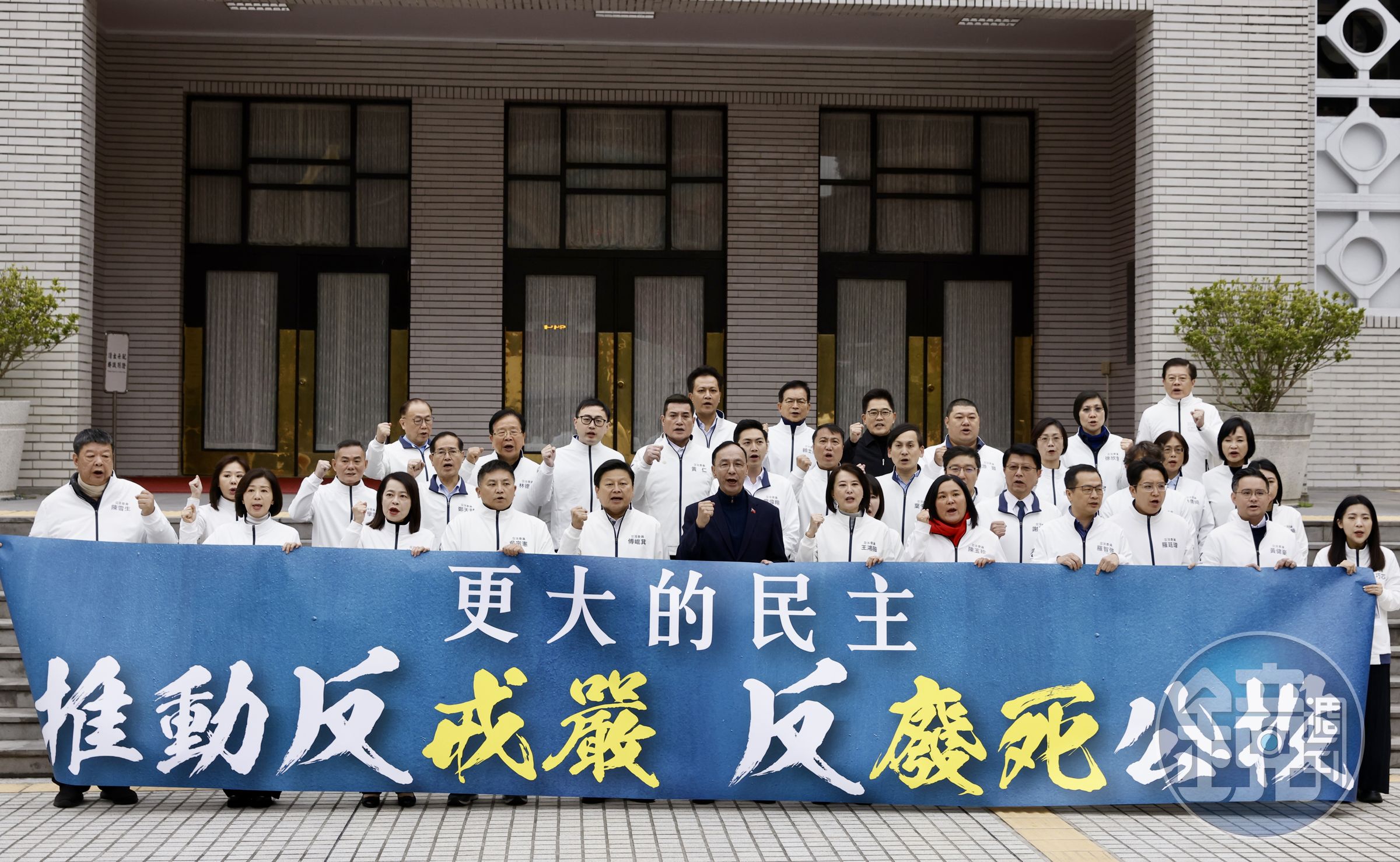 國民黨主席朱立倫今(17日)與黨籍立委在立法院議場前舉行記者會,宣布將推動「反廢死」「反戒嚴」公投。