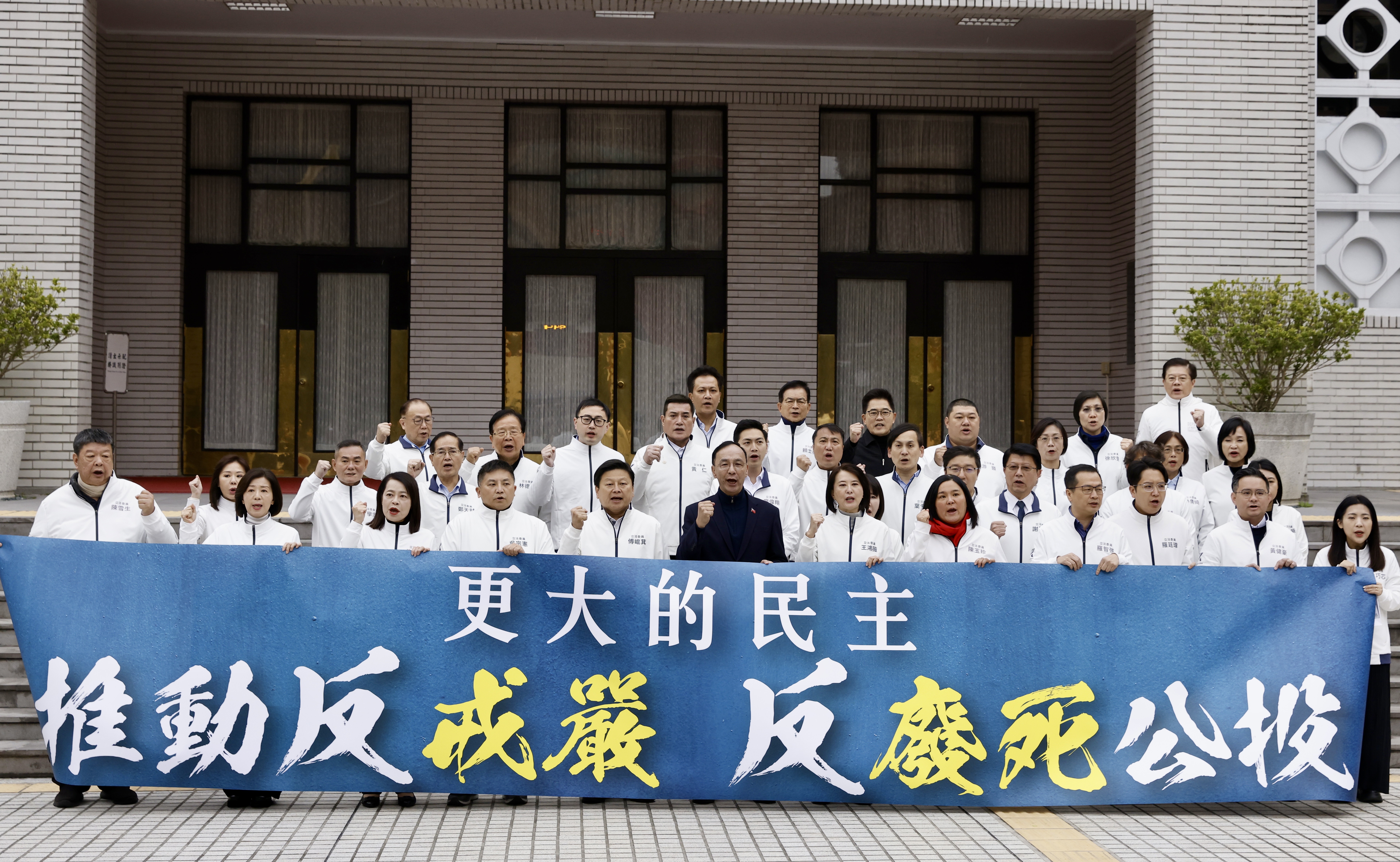 國民黨主席朱立倫今（17日）與黨籍立委在立法院議場前舉行記者會，宣布將推動「反廢死」「反戒嚴」公投。