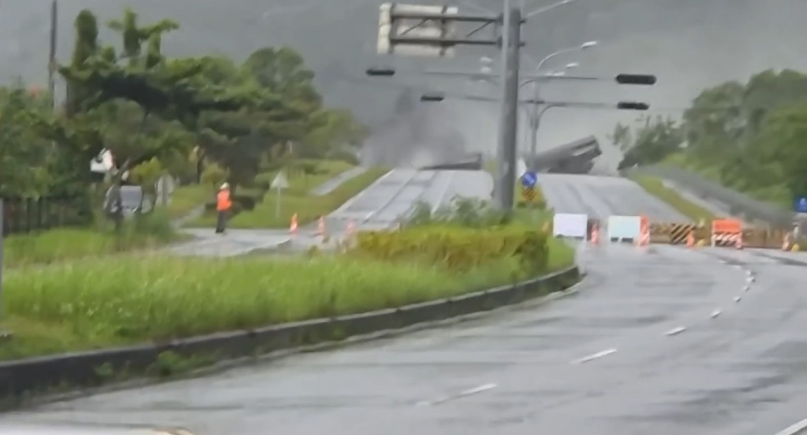 花蓮縣馬太鞍溪堰塞湖於壩頂溢流，短短半小時內，洪峰便抵達台9線馬太鞍溪橋，並將整座橋梁沖斷。（翻攝畫面）