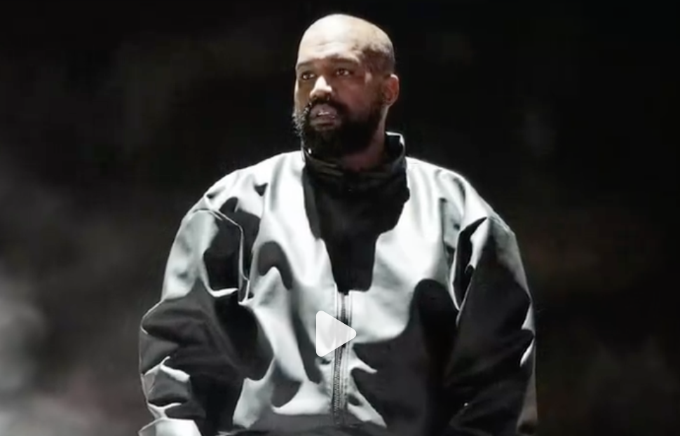 肯爺上海開唱大遲到又提前退場,歌迷怒喊退票。(翻攝自微博)