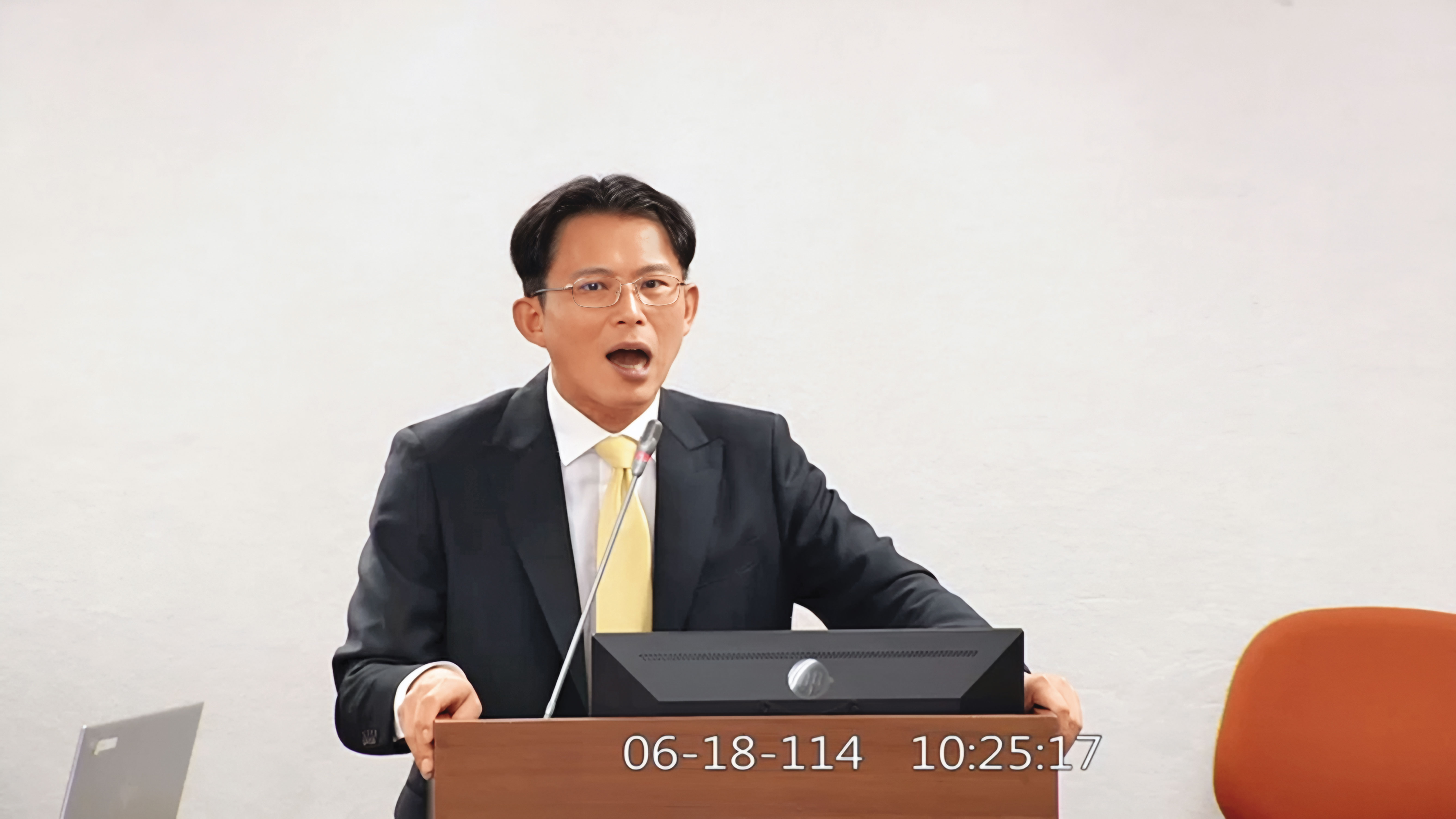 黃國昌（圖）今年6月在立法院質詢臺雅老董沈裕雄遭詐騙50億元案，被害人兒子沈淳浤恰好付給凱思國際200萬元，黃形同拿錢辦事，恐涉及貪汙。（翻攝畫面）